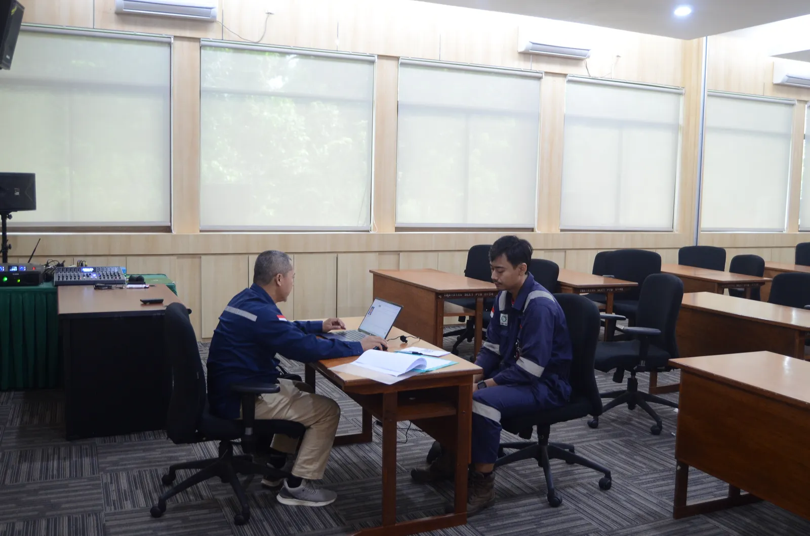 Pelaksanaan asesmen kompetensi dan uji mandiri peserta di ruang kelas (Dokumentasi 14) - Skema Sertifikasi Kompetensi BNSP: Pengujian Ketebalan Pelat Menggunakan Ultrasonic Thickness Gauge