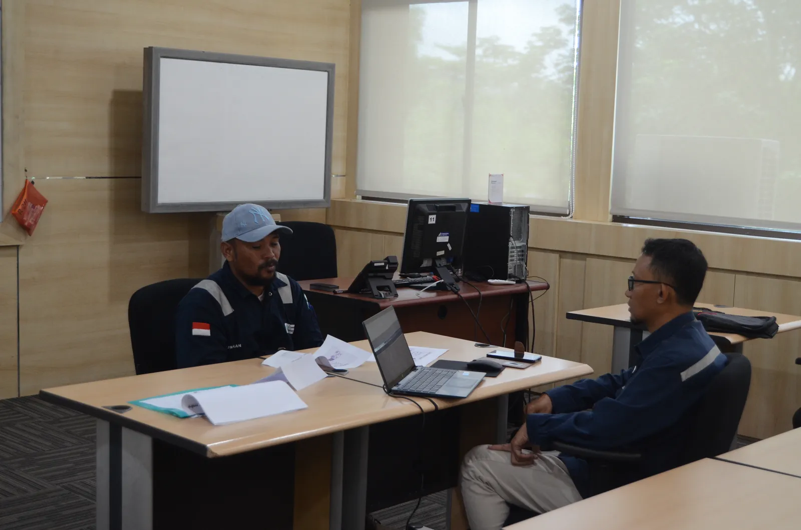 Pelaksanaan asesmen kompetensi dan uji mandiri peserta di ruang kelas (Dokumentasi 24) - Panduan Syarat & Alur Perizinan Perusahaan PJK3 Pembinaan K3 Kemnaker