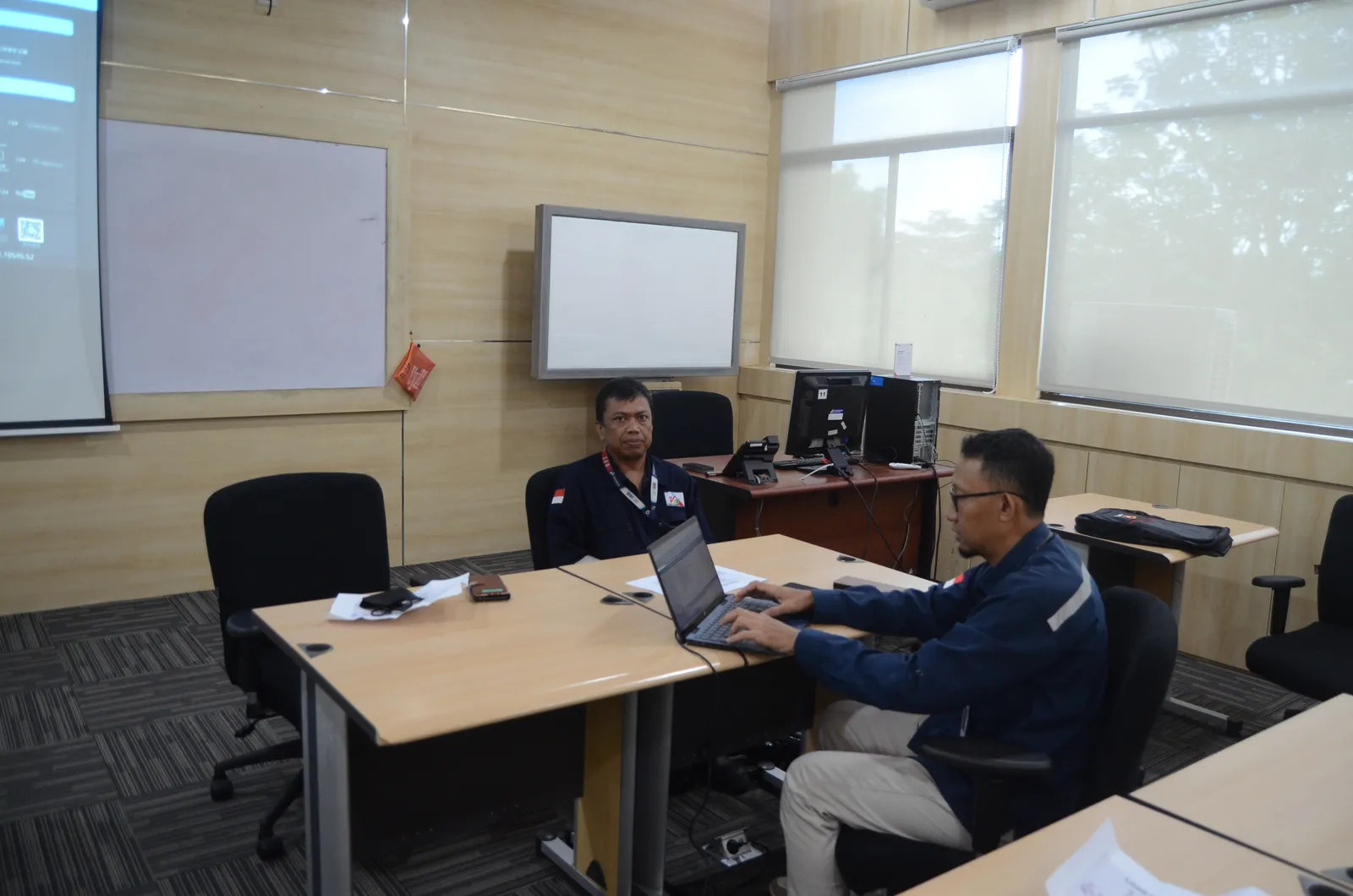 Pelaksanaan asesmen kompetensi dan uji mandiri peserta di ruang kelas (Dokumentasi 32) - Skema Sertifikasi Kompetensi BNSP: Pemeriksaan & Sertifikasi Sabuk Pengaman Full Body Harness