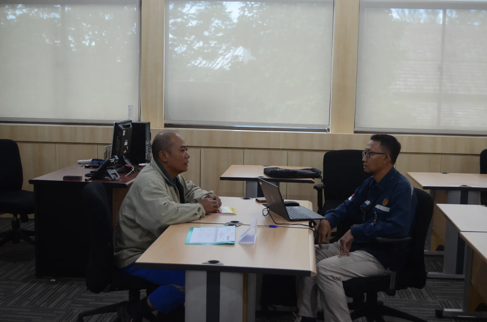 Pelaksanaan asesmen kompetensi dan uji mandiri peserta di ruang kelas (Dokumentasi 4) - Skema Sertifikasi Kompetensi BNSP: Penyusunan Rencana Kerja K3 Harian & Mingguan Proyek