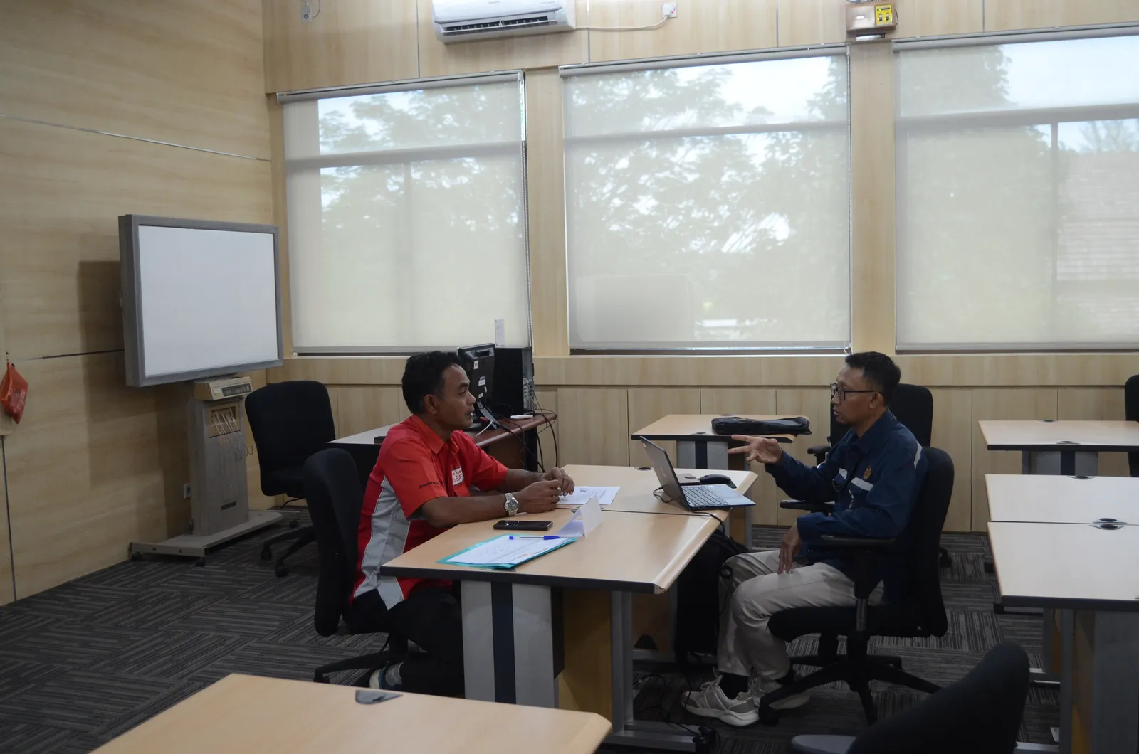 Pelaksanaan asesmen kompetensi dan uji mandiri peserta di ruang kelas (Dokumentasi 7) - Skema Sertifikasi Kompetensi BNSP: Pemeliharaan Sistem Proteksi Kebakaran Otomatis