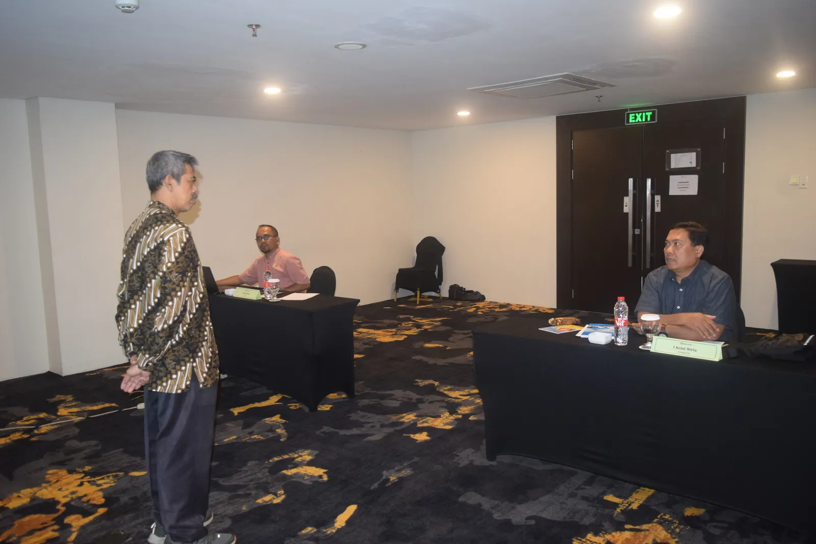 Sesi diskusi interaktif antara instruktur dan peserta di ruang seminar (Dokumentasi 2) - Profesi Safety Engineer Sistem Proteksi Api Terpadu