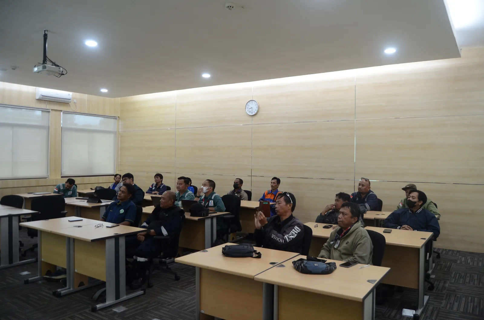 Diskusi kelompok kerja dan analisis studi kasus K3 di ruang pelatihan (Dokumentasi 1) - Profesi Safety Engineer Proyek Terowongan Tambang