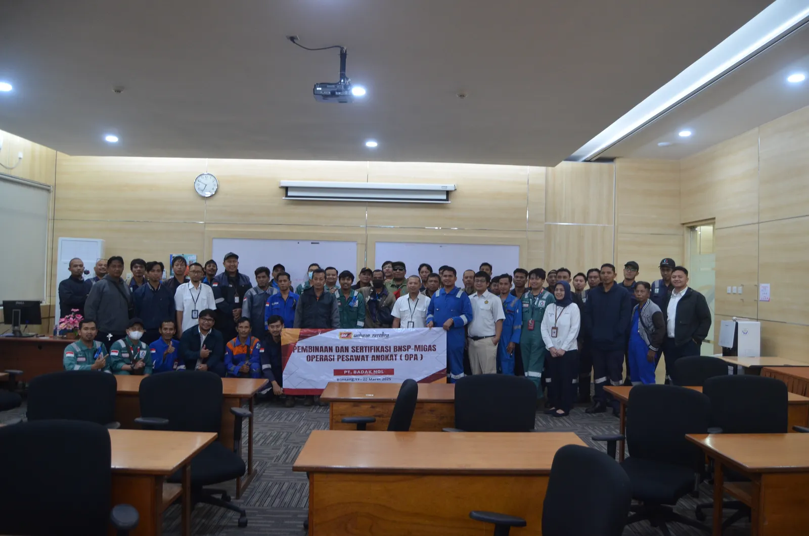 Dokumentasi foto bersama peserta pelatihan sertifikasi K3 di kelas (Dokumentasi 1) - Profesi Spesialis Pencahayaan Radiasi Non-Pengion