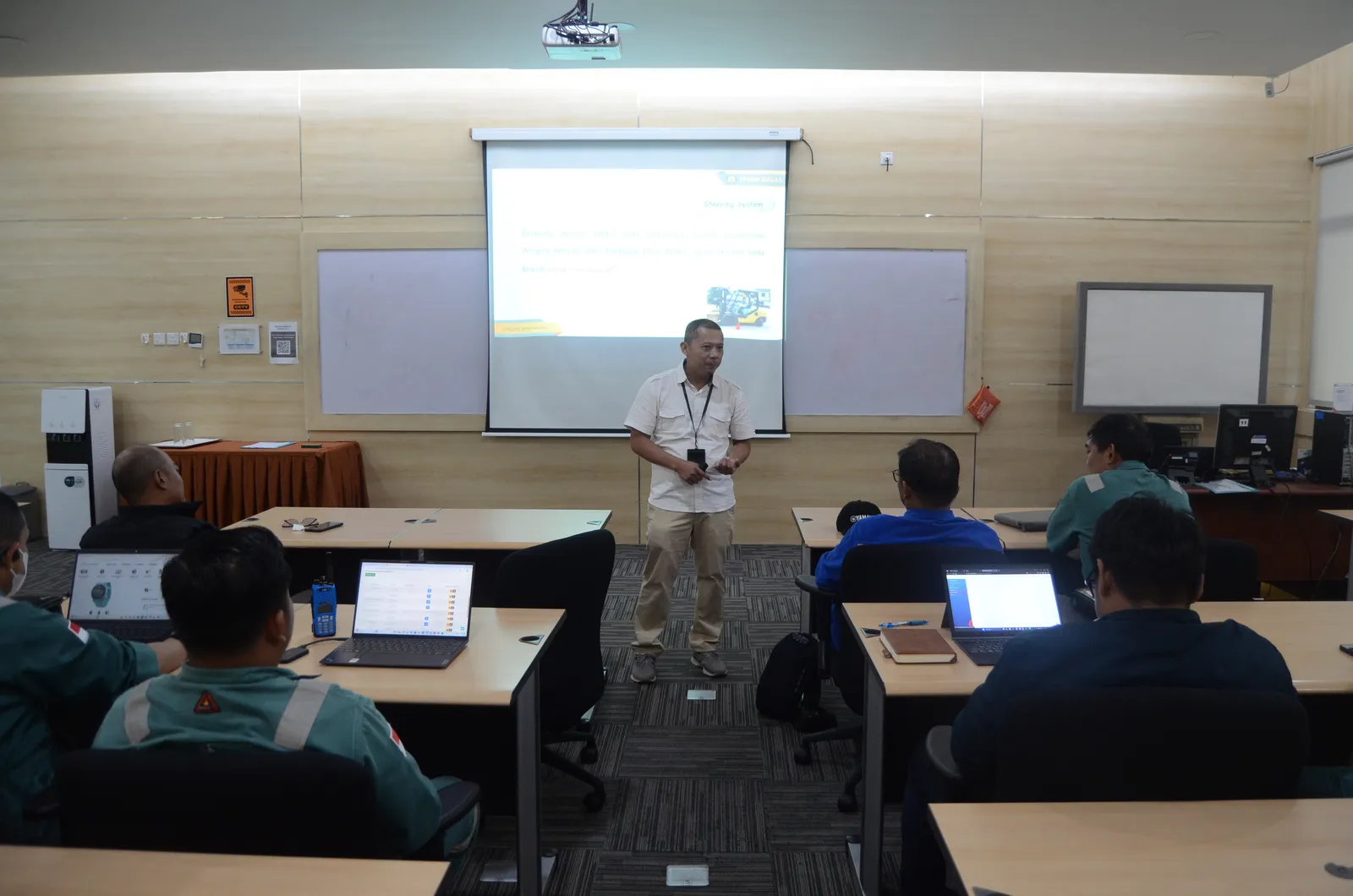 Instruktur K3 memandu pemaparan modul dan regulasi di hadapan peserta (Dokumentasi 11) - Profesi HSE Manager Corporate Korporasi