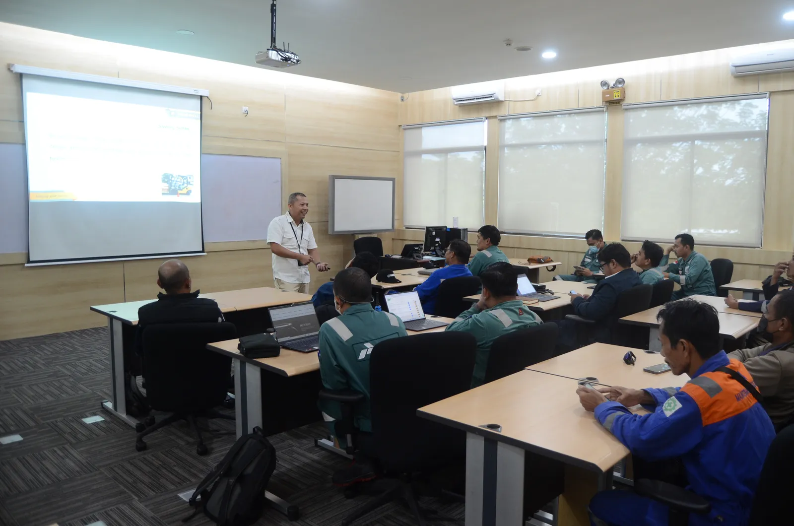 Instruktur K3 memandu pemaparan modul dan regulasi di hadapan peserta (Dokumentasi 12) - Profesi HSE Manager Proyek Konstruksi EPC