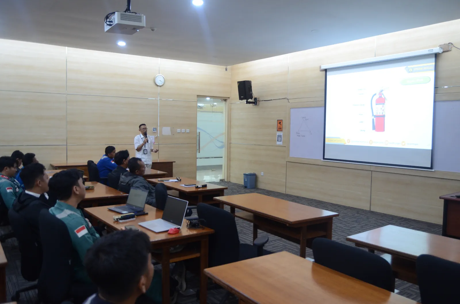 Instruktur K3 memandu pemaparan modul dan regulasi di hadapan peserta (Dokumentasi 17) - Profesi HSE Assurance & Compliance Manager