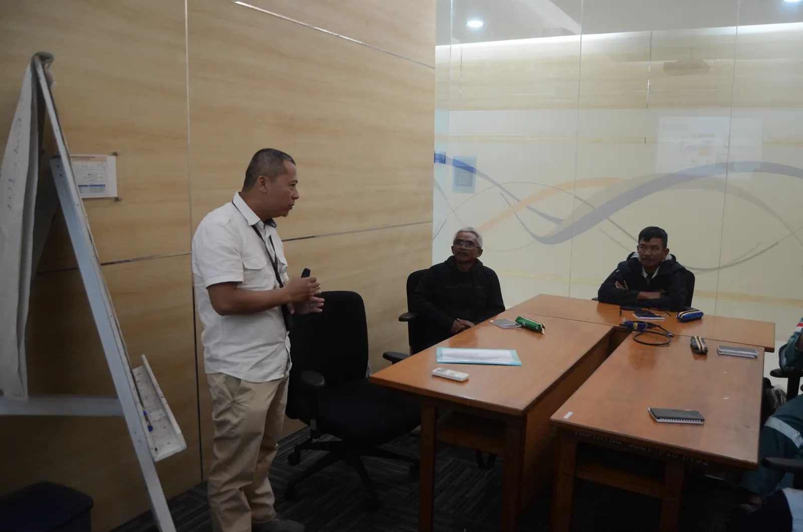 Instruktur K3 memandu pemaparan modul dan regulasi di hadapan peserta (Dokumentasi 19) - Profesi HSE Training & Competency Manager