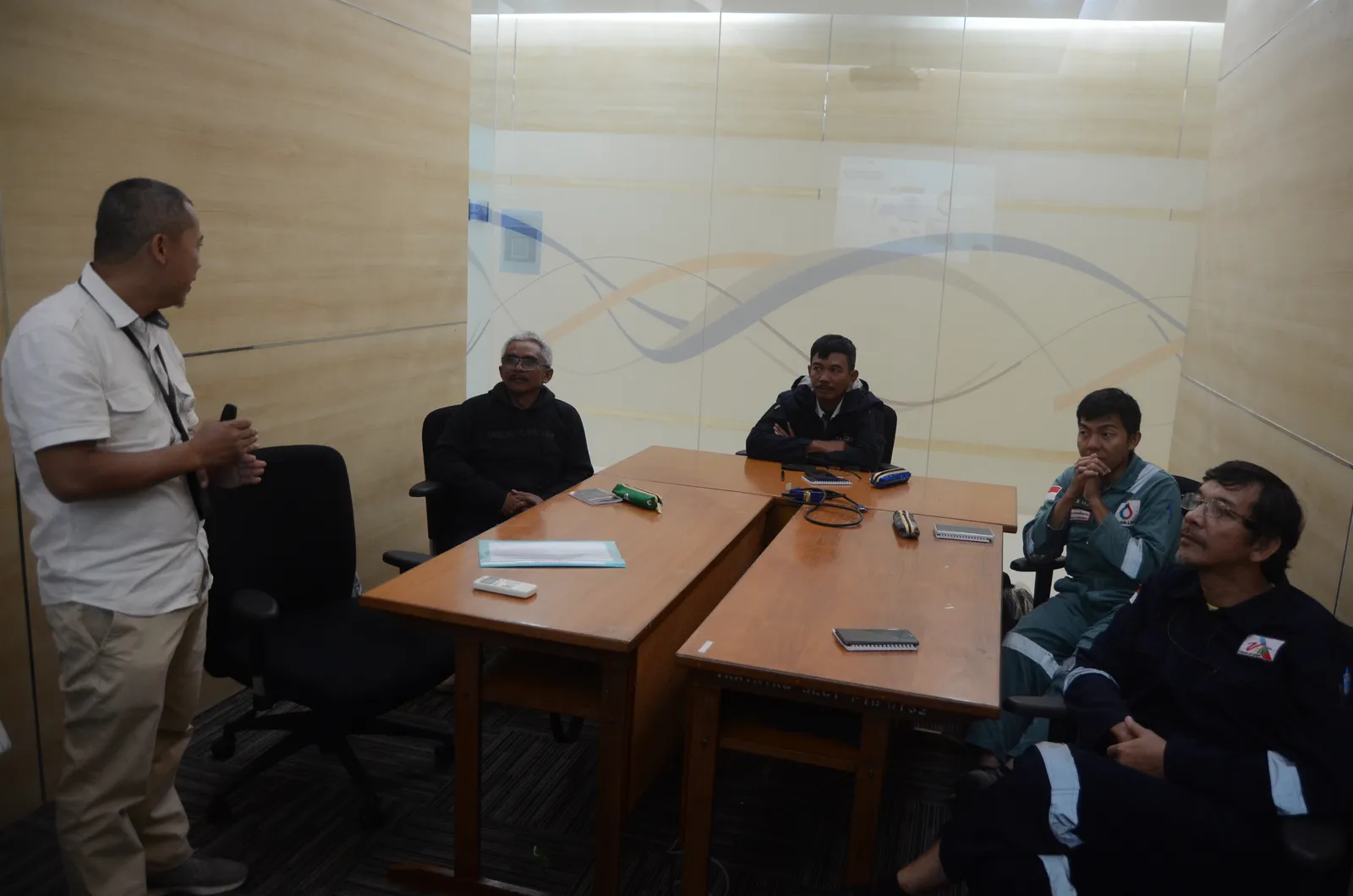 Instruktur K3 memandu pemaparan modul dan regulasi di hadapan peserta (Dokumentasi 20) - Profesi HSE Emergency Response Incident Manager