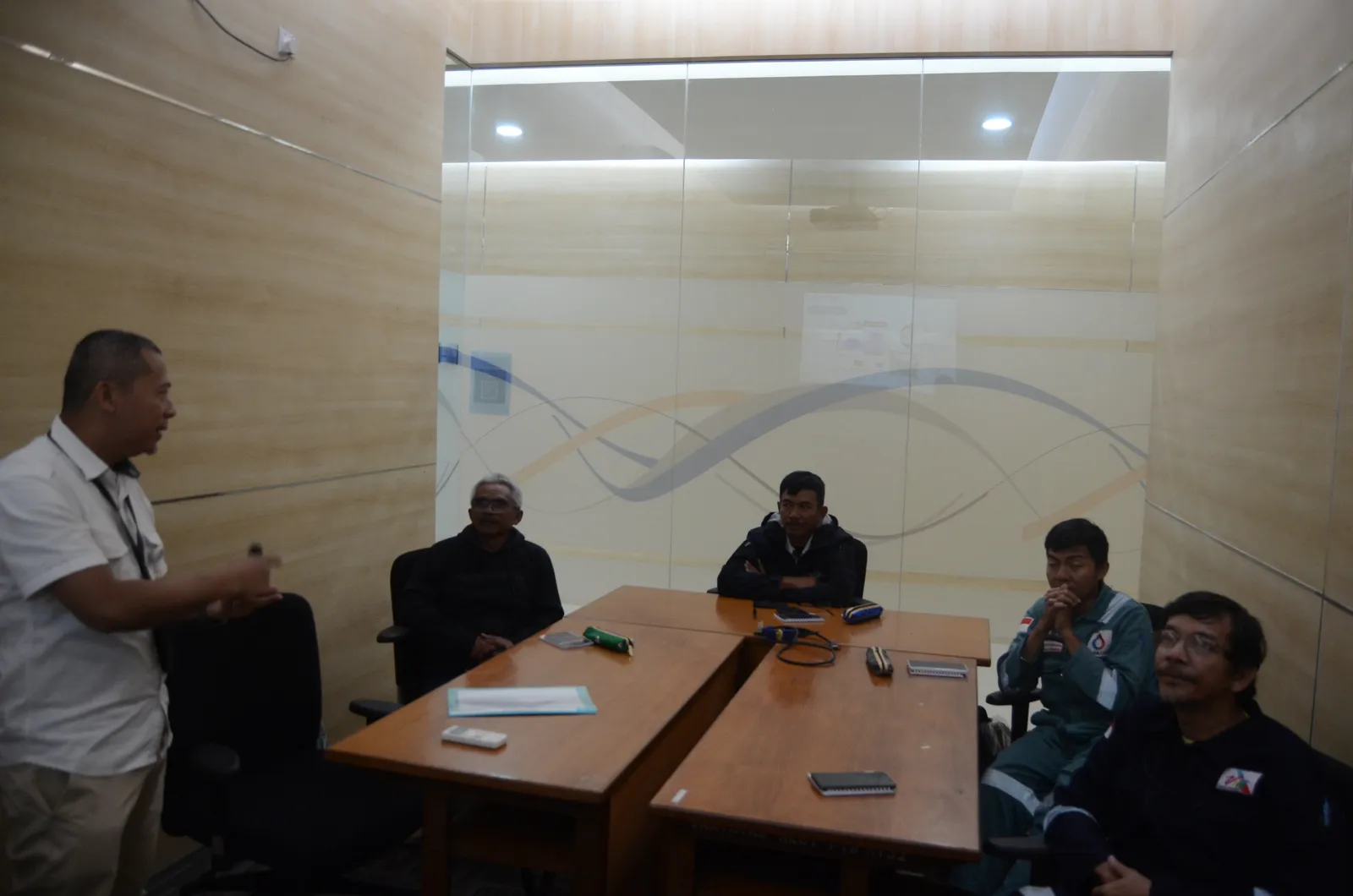 Instruktur K3 memandu pemaparan modul dan regulasi di hadapan peserta (Dokumentasi 21) - Profesi HSE Sustainability & ESG Lead
