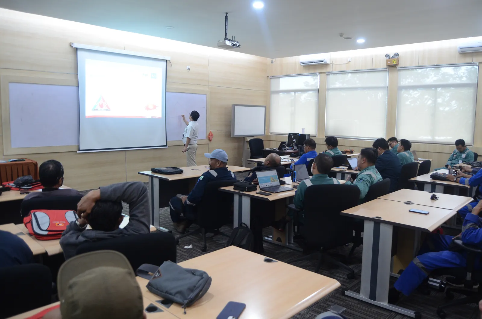 Instruktur K3 memandu pemaparan modul dan regulasi di hadapan peserta (Dokumentasi 22) - Profesi HSE Manager Logistik Shipping Port