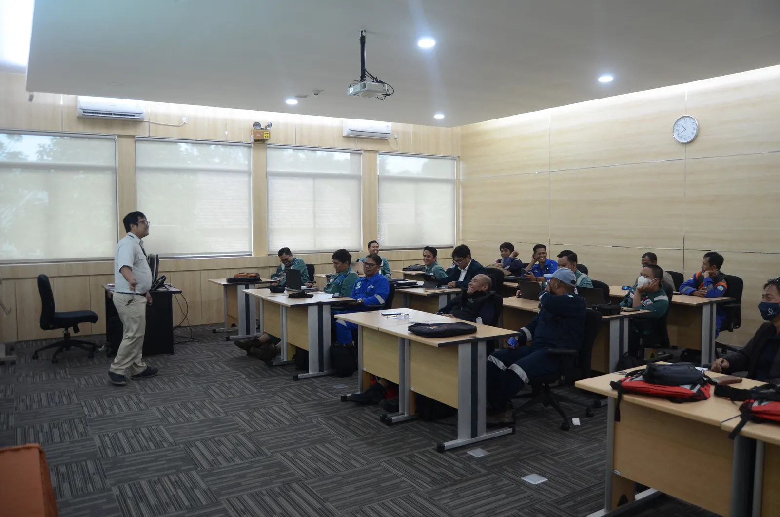 Instruktur K3 memandu pemaparan modul dan regulasi di hadapan peserta (Dokumentasi 25) - Profesi Ahli K3 Kimia