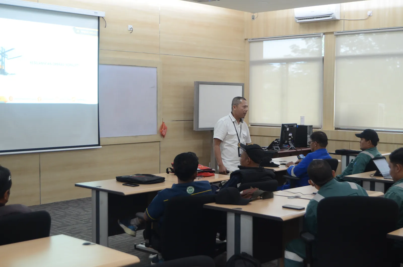Instruktur K3 memandu pemaparan modul dan regulasi di hadapan peserta (Dokumentasi 29) - Profesi Ahli K3 Pesawat Tenaga & Produksi