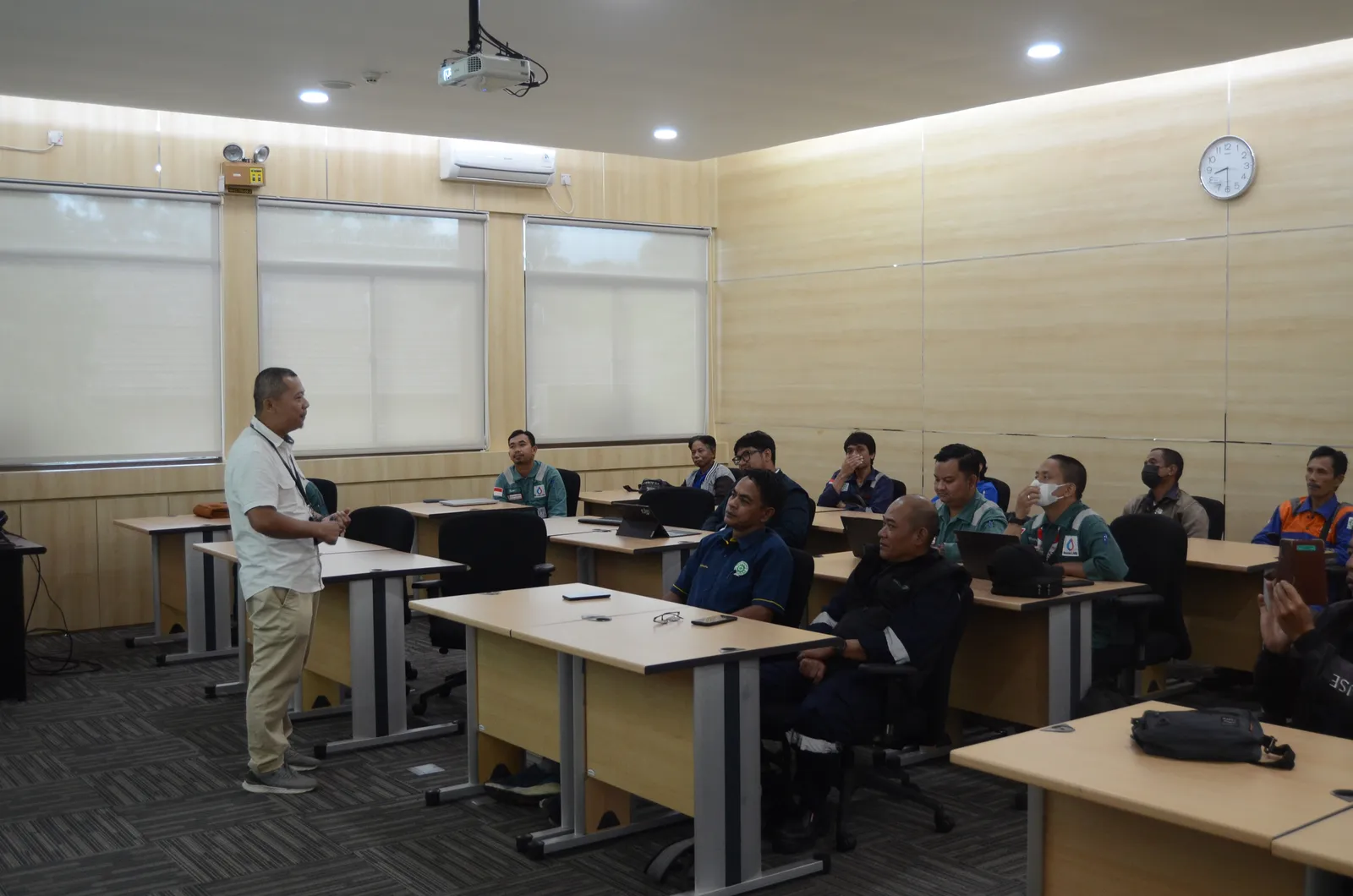 Instruktur K3 memandu pemaparan modul dan regulasi di hadapan peserta (Dokumentasi 3) - Profesi Inspector Bejana Tekan & Boiler Uap