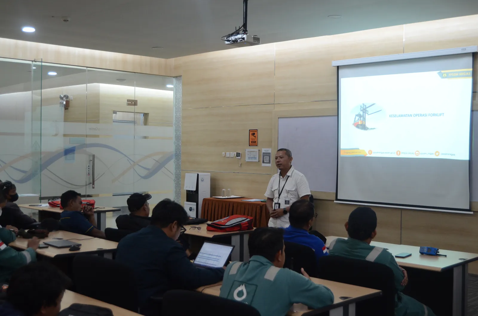 Instruktur K3 memandu pemaparan modul dan regulasi di hadapan peserta (Dokumentasi 31) - Profesi Inspector Scaffolding & Struktur Perancah