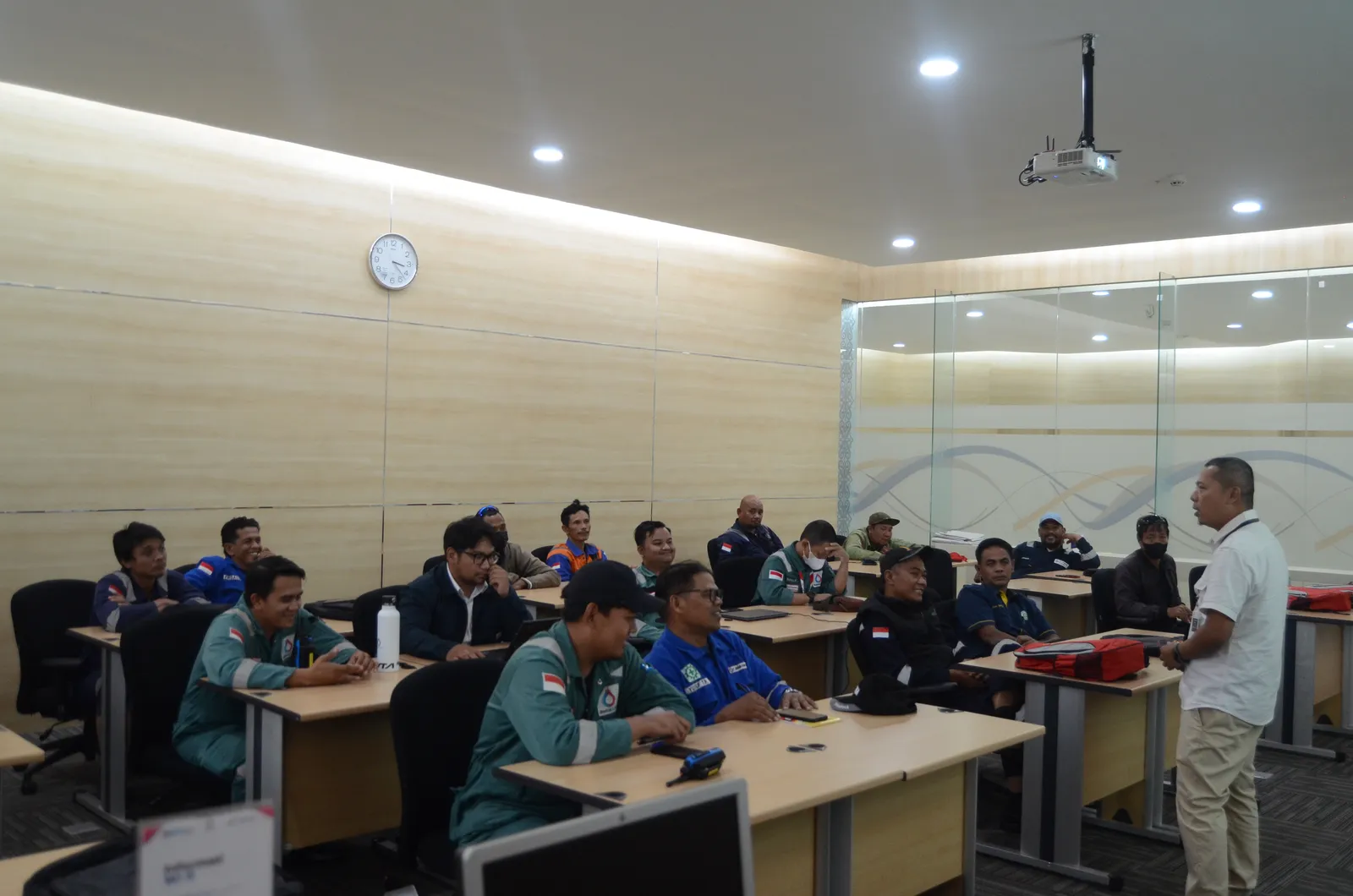 Instruktur K3 memandu pemaparan modul dan regulasi di hadapan peserta (Dokumentasi 32) - Profesi Auditor Sistem Manajemen K3 Migas