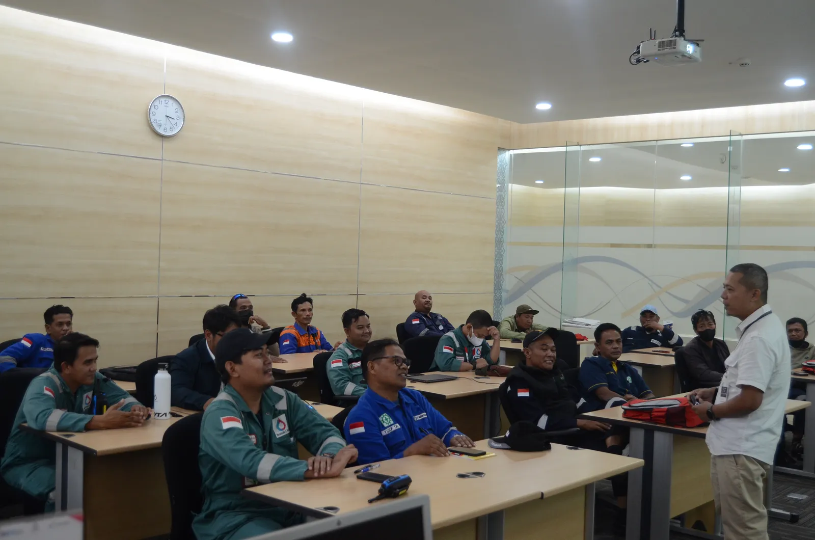 Instruktur K3 memandu pemaparan modul dan regulasi di hadapan peserta (Dokumentasi 34) - Profesi Ahli K3 Konstruksi