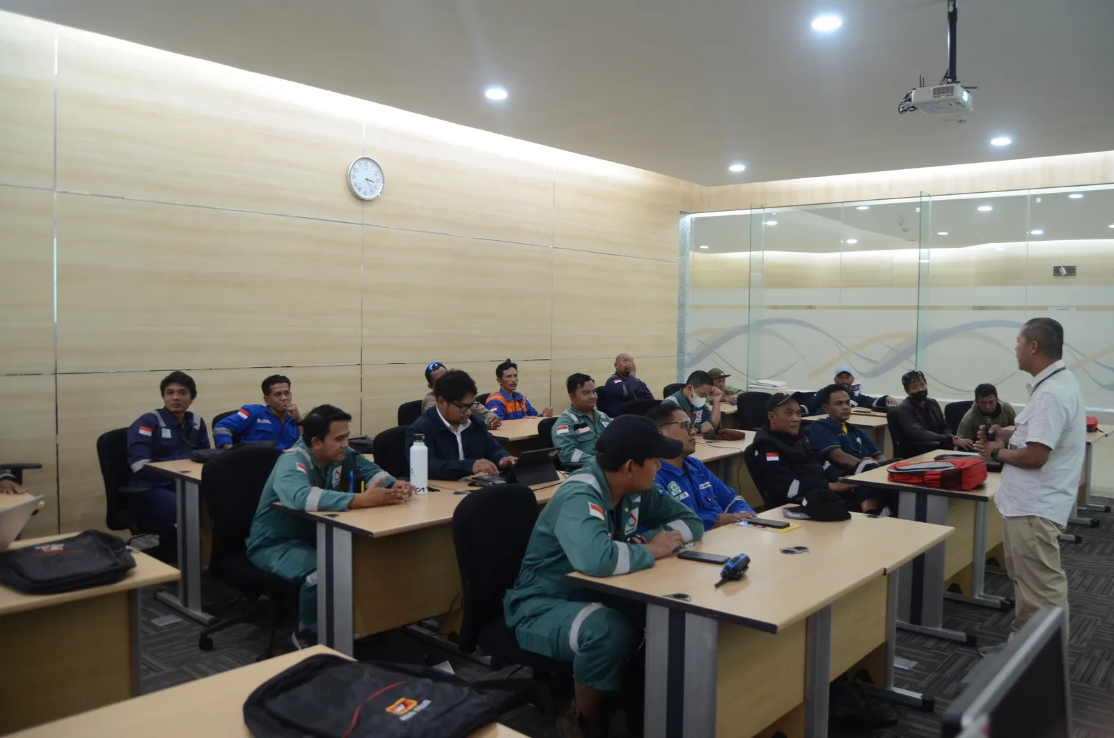 Instruktur K3 memandu pemaparan modul dan regulasi di hadapan peserta (Dokumentasi 35) - Profesi Auditor Keselamatan Proses Kimia