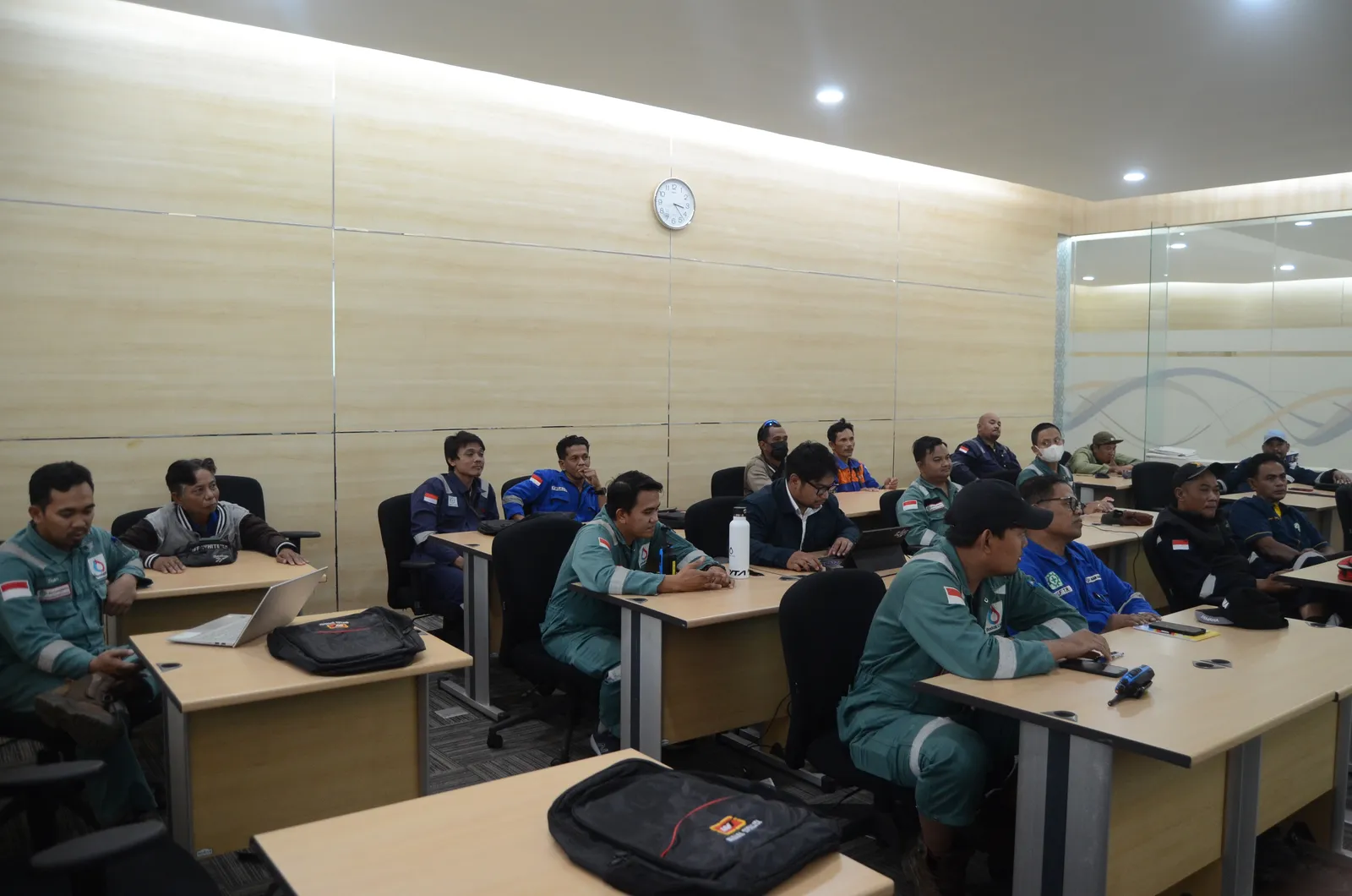 Instruktur K3 memandu pemaparan modul dan regulasi di hadapan peserta (Dokumentasi 36) - Profesi Auditor K3 Rantai Pasok Supply Chain