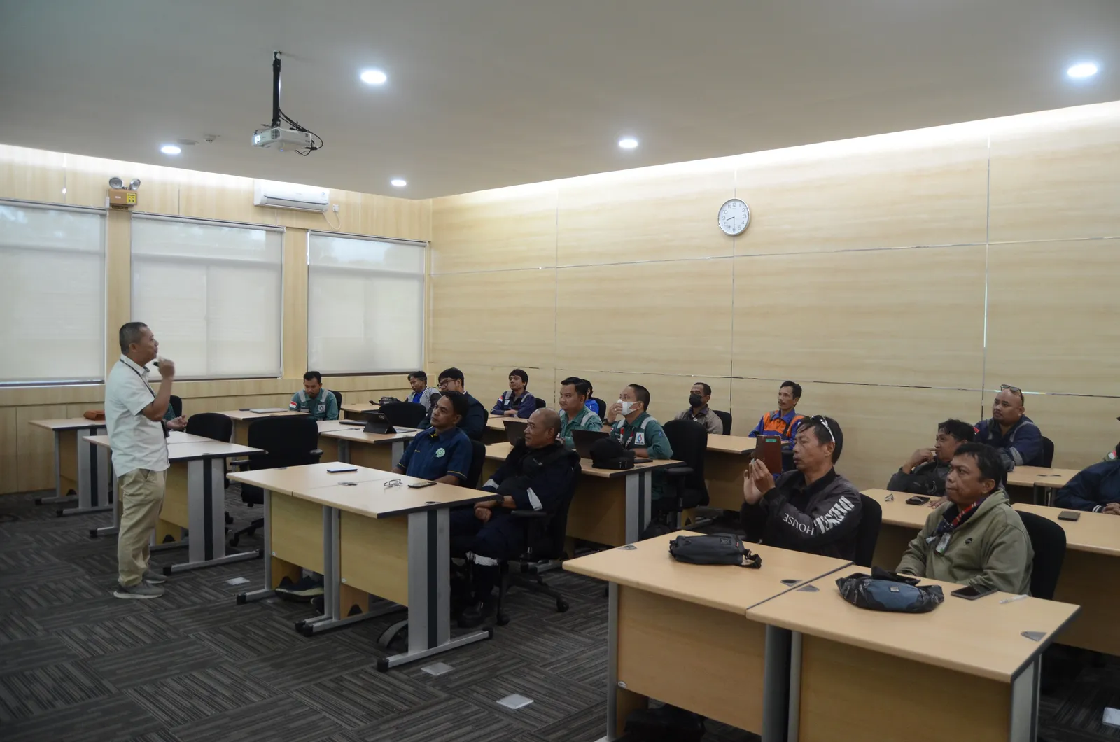 Instruktur K3 memandu pemaparan modul dan regulasi di hadapan peserta (Dokumentasi 4) - Profesi Dokter Perusahaan Bersertifikat Hiperkes