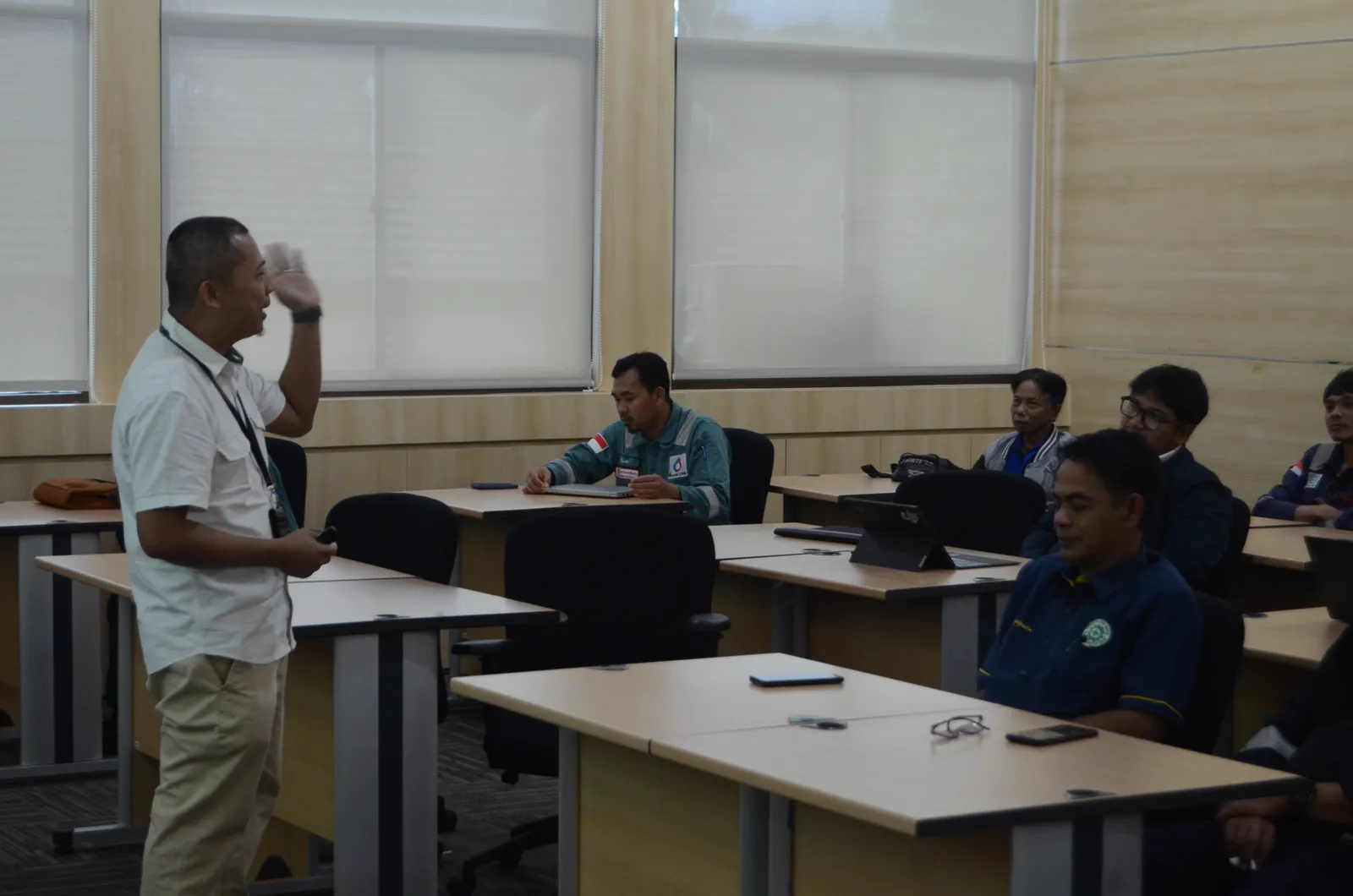 Instruktur K3 memandu pemaparan modul dan regulasi di hadapan peserta (Dokumentasi 5) - Profesi Paramedis Perusahaan Hiperkes