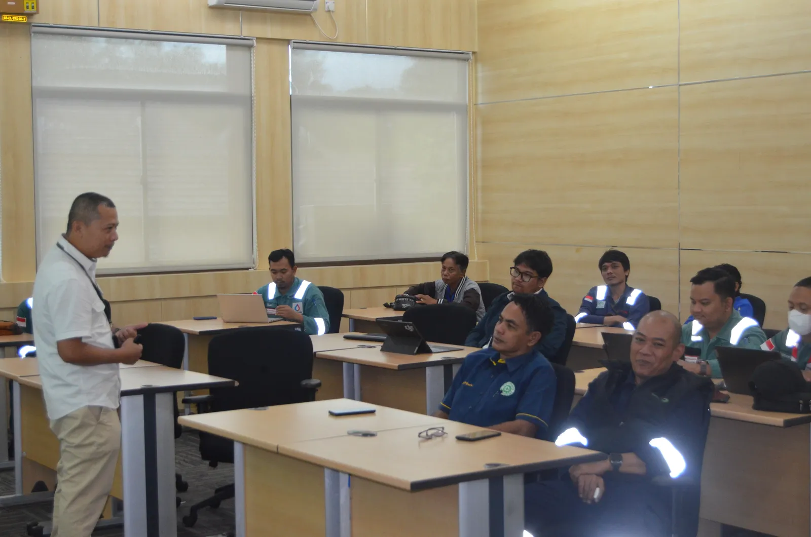 Instruktur K3 memandu pemaparan modul dan regulasi di hadapan peserta (Dokumentasi 6) - Profesi Koordinator Program Fit to Work MCU