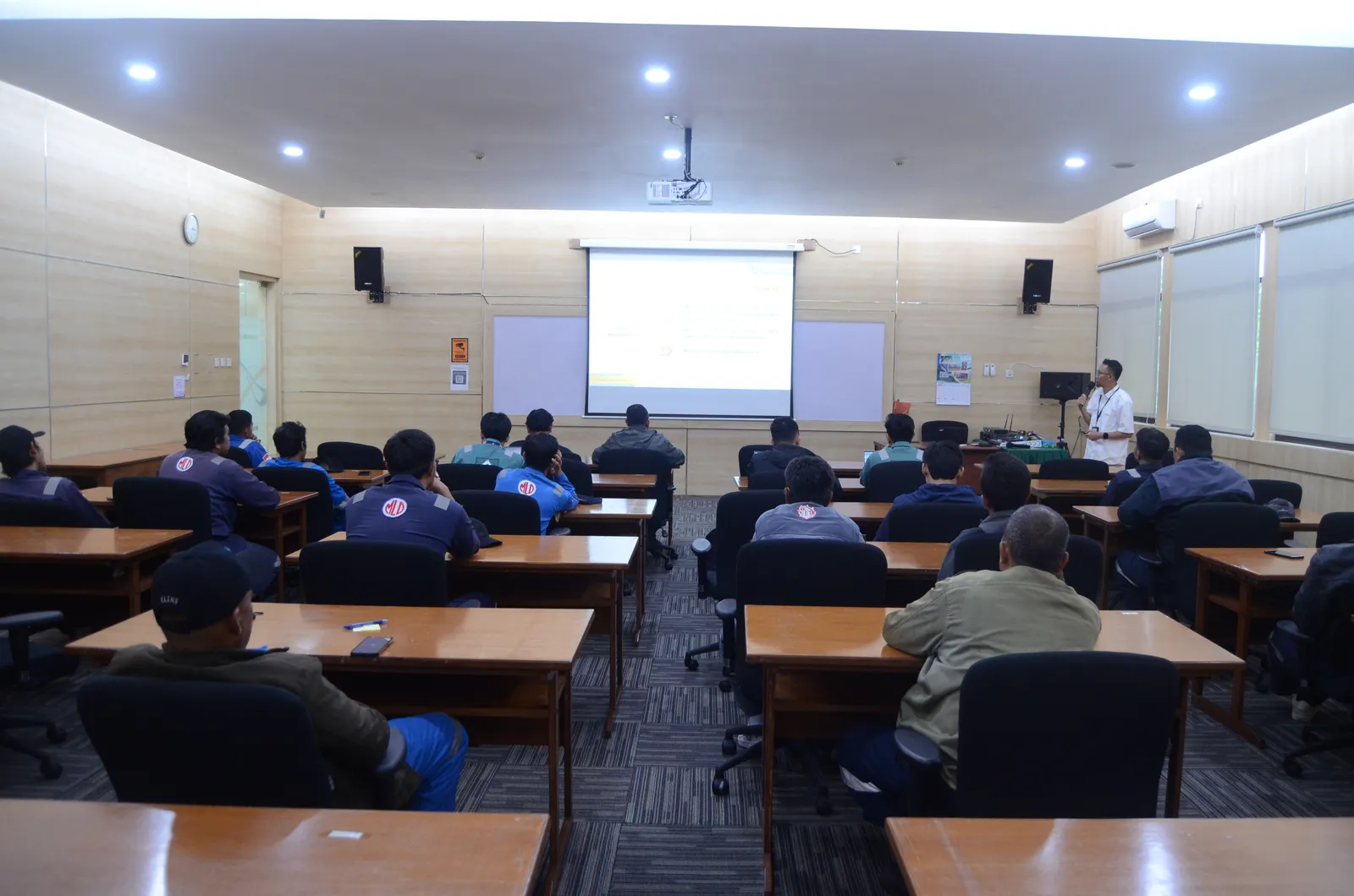 Instruktur K3 memandu pemaparan modul dan regulasi di hadapan peserta (Dokumentasi 8) - Profesi Petugas P3K Terlatih Tempat Kerja