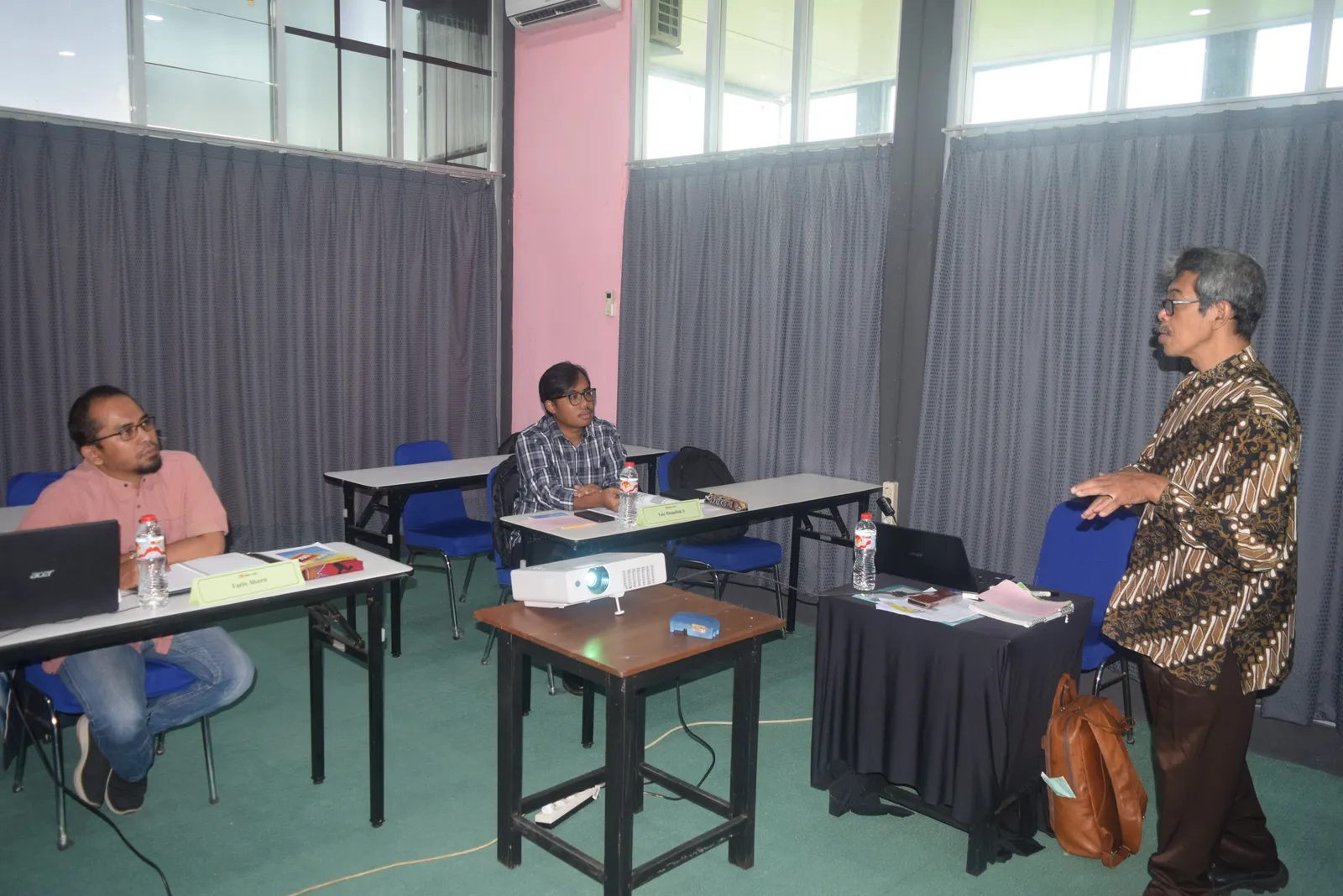 Instruktur menjelaskan materi teknis dan studi kasus keselamatan kerja (Dokumentasi 2) - Profesi Spesialis Spirometri Fungsi Paru Okupasi