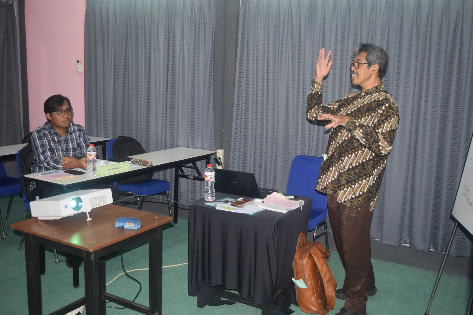 Instruktur menjelaskan materi teknis dan studi kasus keselamatan kerja (Dokumentasi 3) - Profesi Ahli K3 Ergonomi Industri