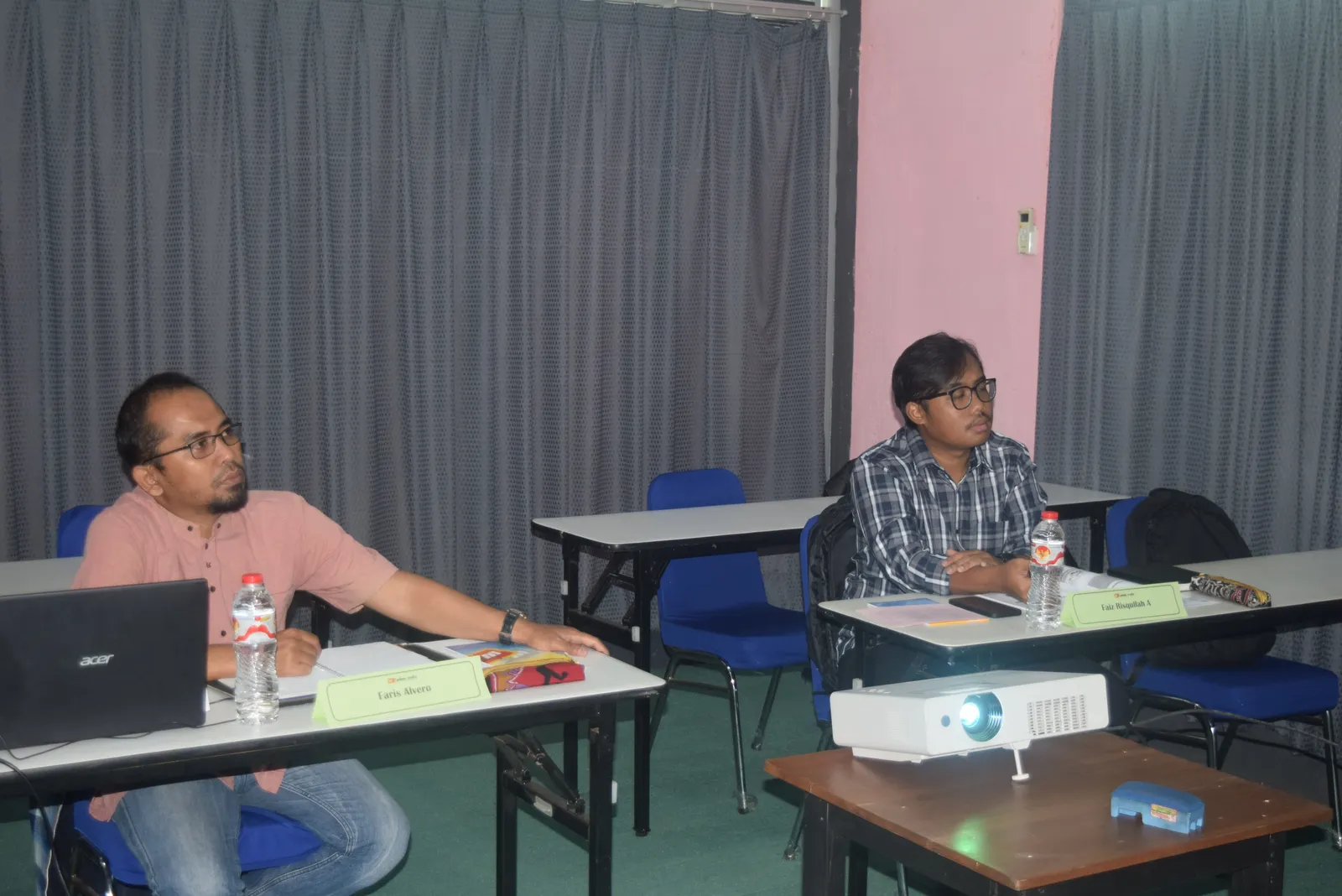 Instruktur menjelaskan materi teknis dan studi kasus keselamatan kerja (Dokumentasi 5) - Profesi Petugas Manajemen Fatigue Kelelahan Shift