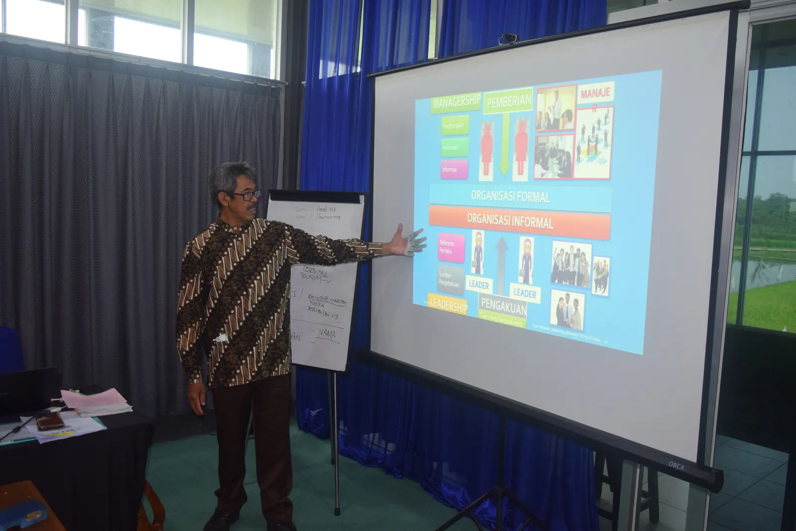 Instruktur menjelaskan materi teknis dan studi kasus keselamatan kerja (Dokumentasi 7) - Profesi Ahli K3 & Food Safety Specialist