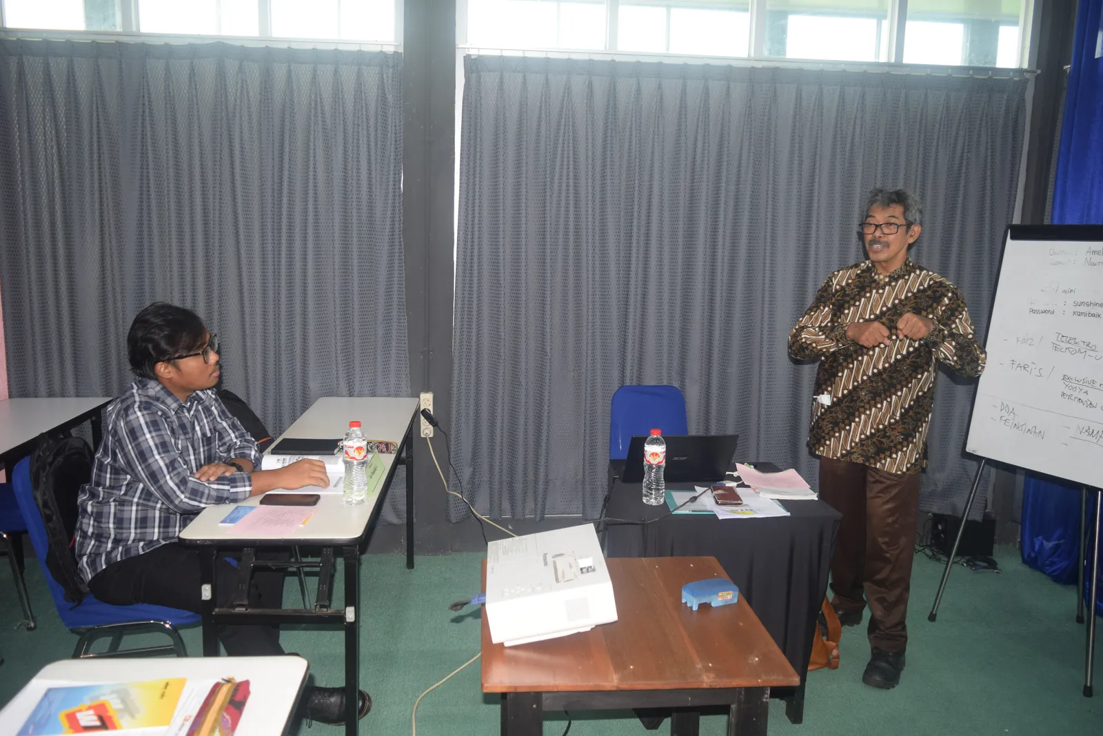 Instruktur menjelaskan materi teknis dan studi kasus keselamatan kerja (Dokumentasi 9) - Profesi Teknisi K3 Scaffolding Perancah