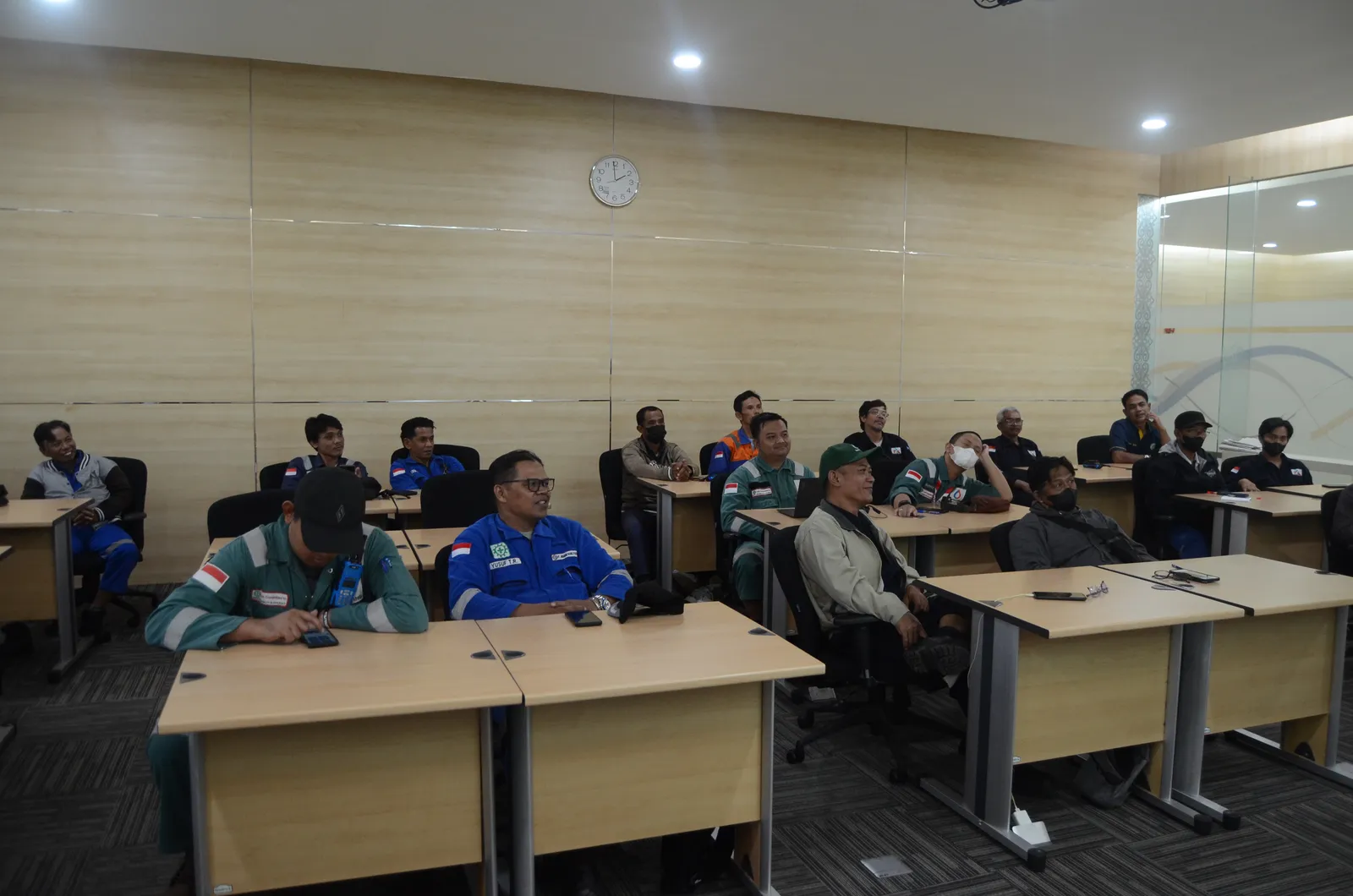 Instruktur K3 menyampaikan materi pembinaan dan standar keselamatan (Dokumentasi 14) - Profesi Teknisi K3 Sistem Sprinkler Alarm