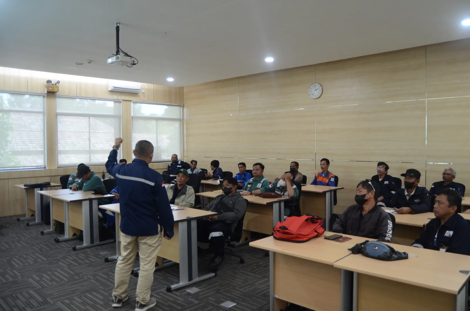 Instruktur K3 menyampaikan materi pembinaan dan standar keselamatan (Dokumentasi 16) - Profesi Ahli K3 Ruang Terbatas (Confined Space)