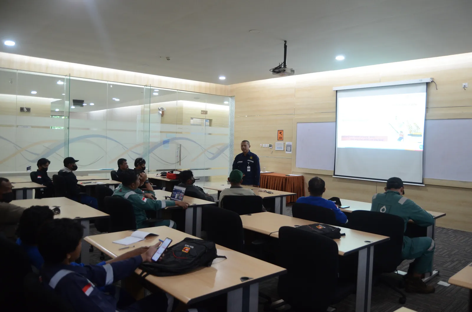 Instruktur K3 menyampaikan materi pembinaan dan standar keselamatan (Dokumentasi 9) - Profesi Safety Engineer Pembangkit Listrik Termal