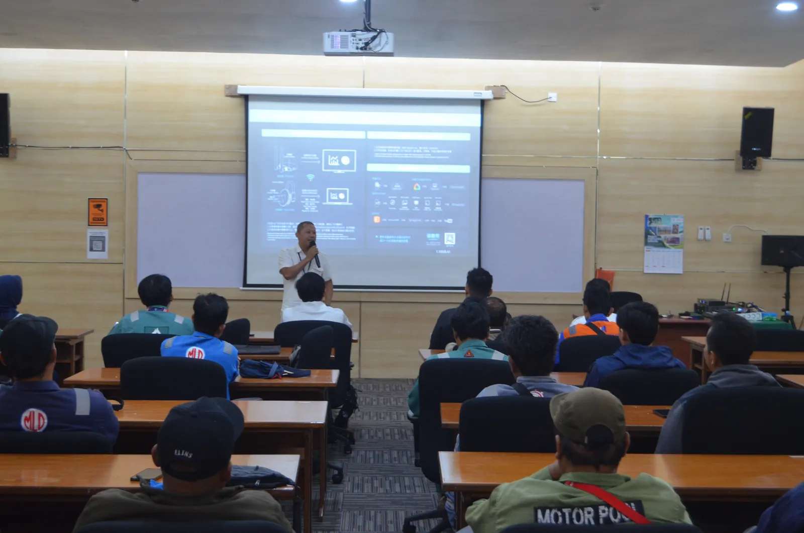Penyampaian presentasi standar operasional dan manajemen K3 oleh instruktur (Dokumentasi 3) - Profesi Konsultan Ergonomi Stasiun Kerja Medis