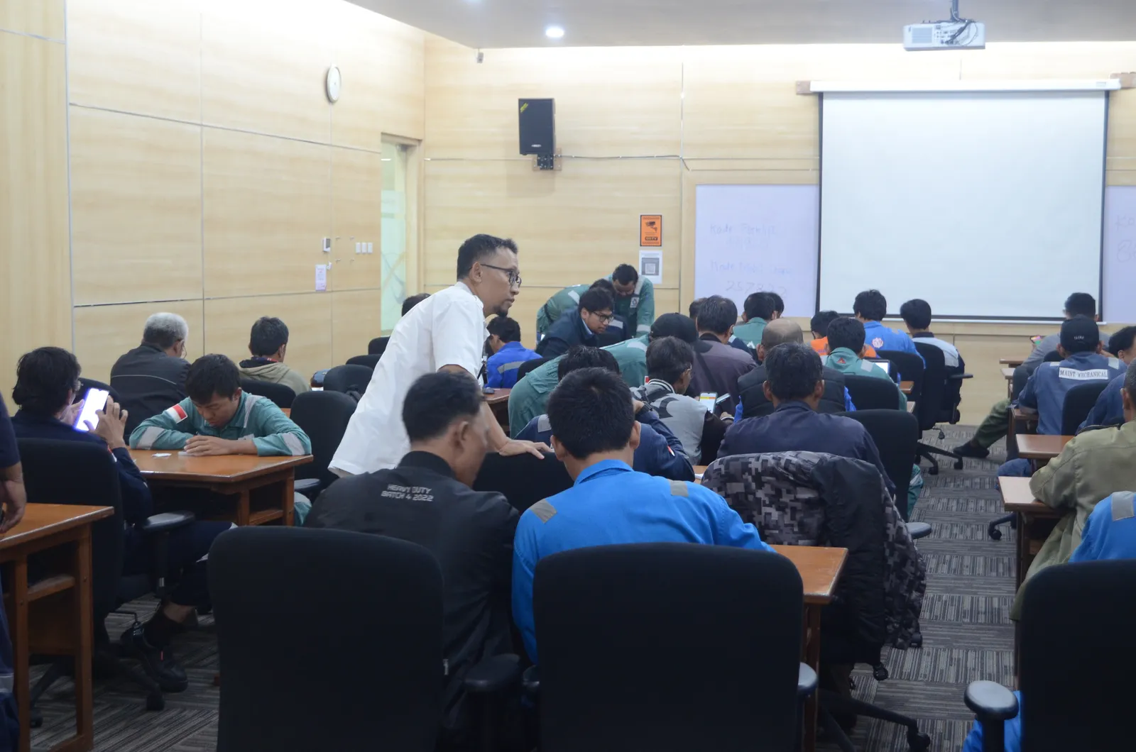 Peserta mengerjakan evaluasi ujian tertulis pembinaan regulasi keselamatan kerja (Dokumentasi 10) - Pelatihan Petugas P3K Di Tempat Kerja Lisensi Resmi Kemnaker RI 30 Jp
