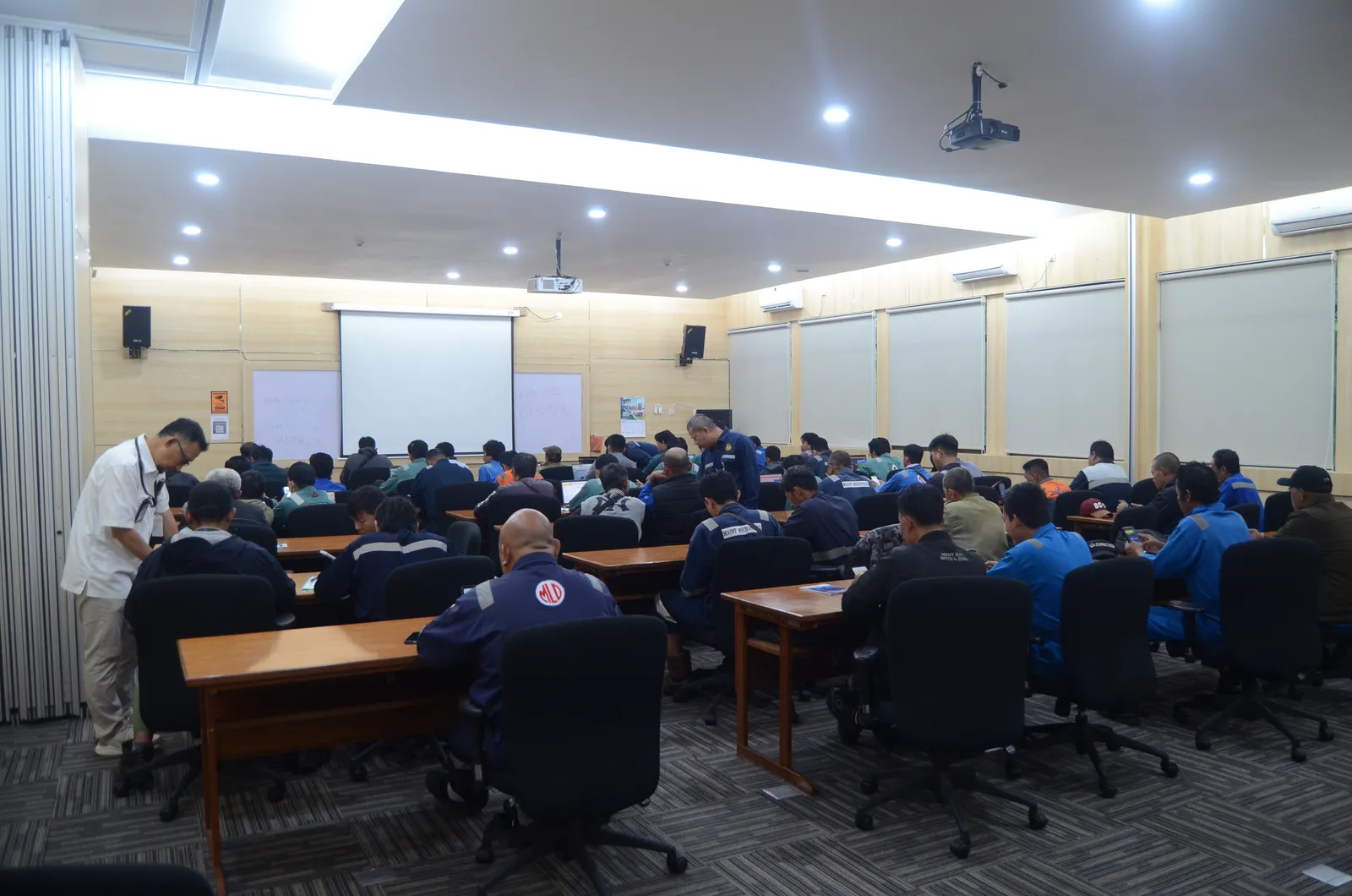 Peserta mengerjakan evaluasi ujian tertulis pembinaan regulasi keselamatan kerja (Dokumentasi 4) - Profesi Pengawas K3 Maintenance Workshop Tambang