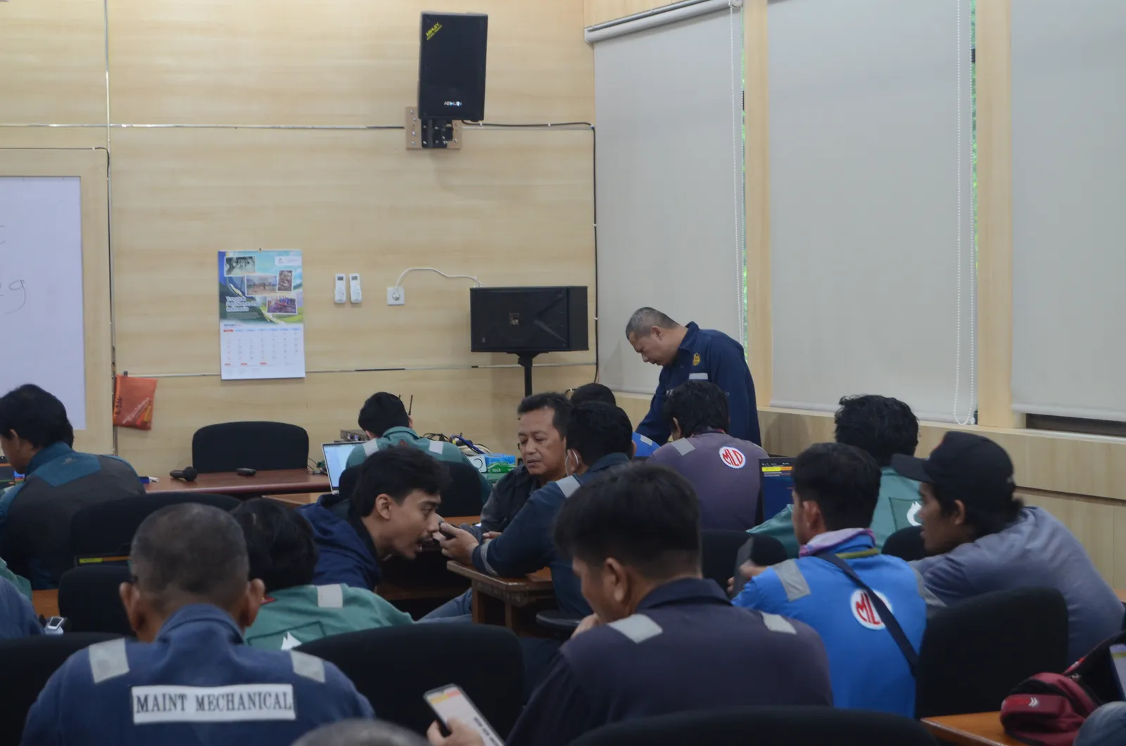 Peserta mengerjakan evaluasi ujian tertulis pembinaan regulasi keselamatan kerja (Dokumentasi 9) - Profesi Teknisi K3 Pengujian NDT Ultrasonik