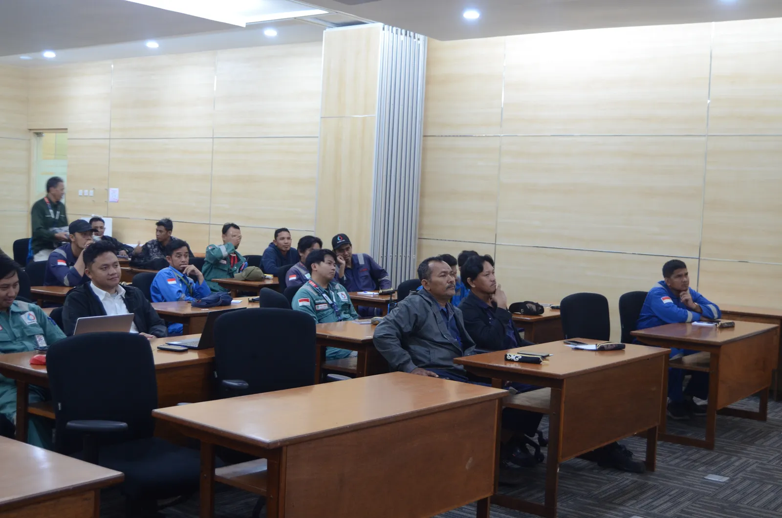 Suasana peserta mengikuti sesi pembinaan keselamatan dan kesehatan kerja (Dokumentasi 11) - Pelatihan Regu Penanggulangan Kebakaran (Kelas C Sertifikasi Kemnaker)