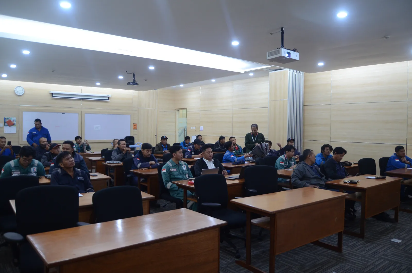 Suasana peserta mengikuti sesi pembinaan keselamatan dan kesehatan kerja (Dokumentasi 13) - Pelatihan Tanggap Darurat Tumpahan Bahan Kimia Hazmat Spill Response