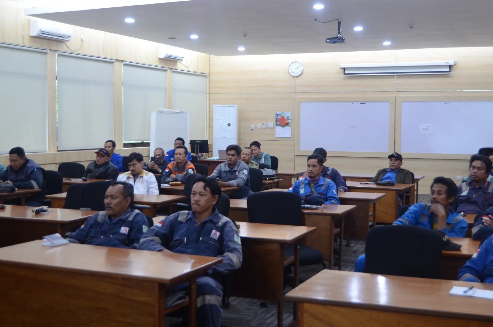 Suasana peserta mengikuti sesi pembinaan keselamatan dan kesehatan kerja (Dokumentasi 19) - Pelatihan Penilaian Potensi Bahaya Besar Dan Bahaya Menengah Kimia Kep 187