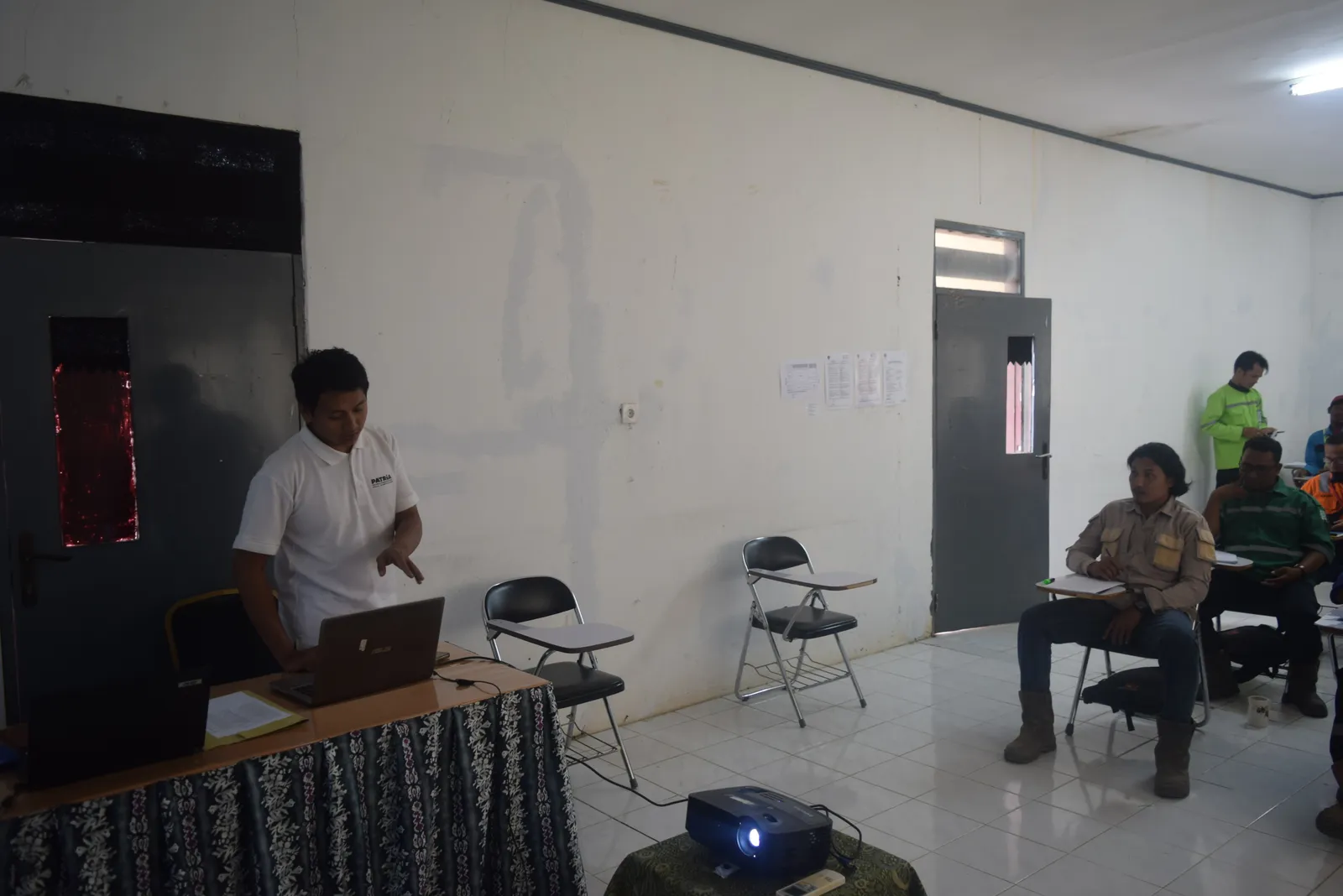 Peserta menyimak pemaparan materi K3 terstruktur di ruang pelatihan (Dokumentasi 2) - Pelatihan Simulasi Evakuasi Kebakaran (Fire Drill Gedung Bertingkat)