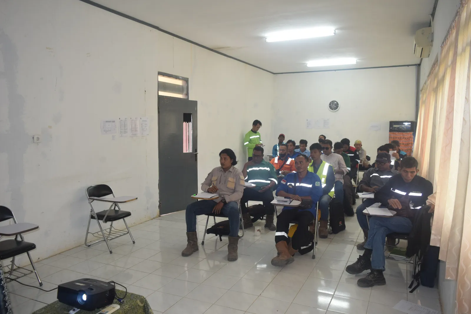 Peserta menyimak pemaparan materi K3 terstruktur di ruang pelatihan (Dokumentasi 3) - Pelatihan Penyusunan Dokumen Pengendalian Potensi Bahaya Besar Kimia