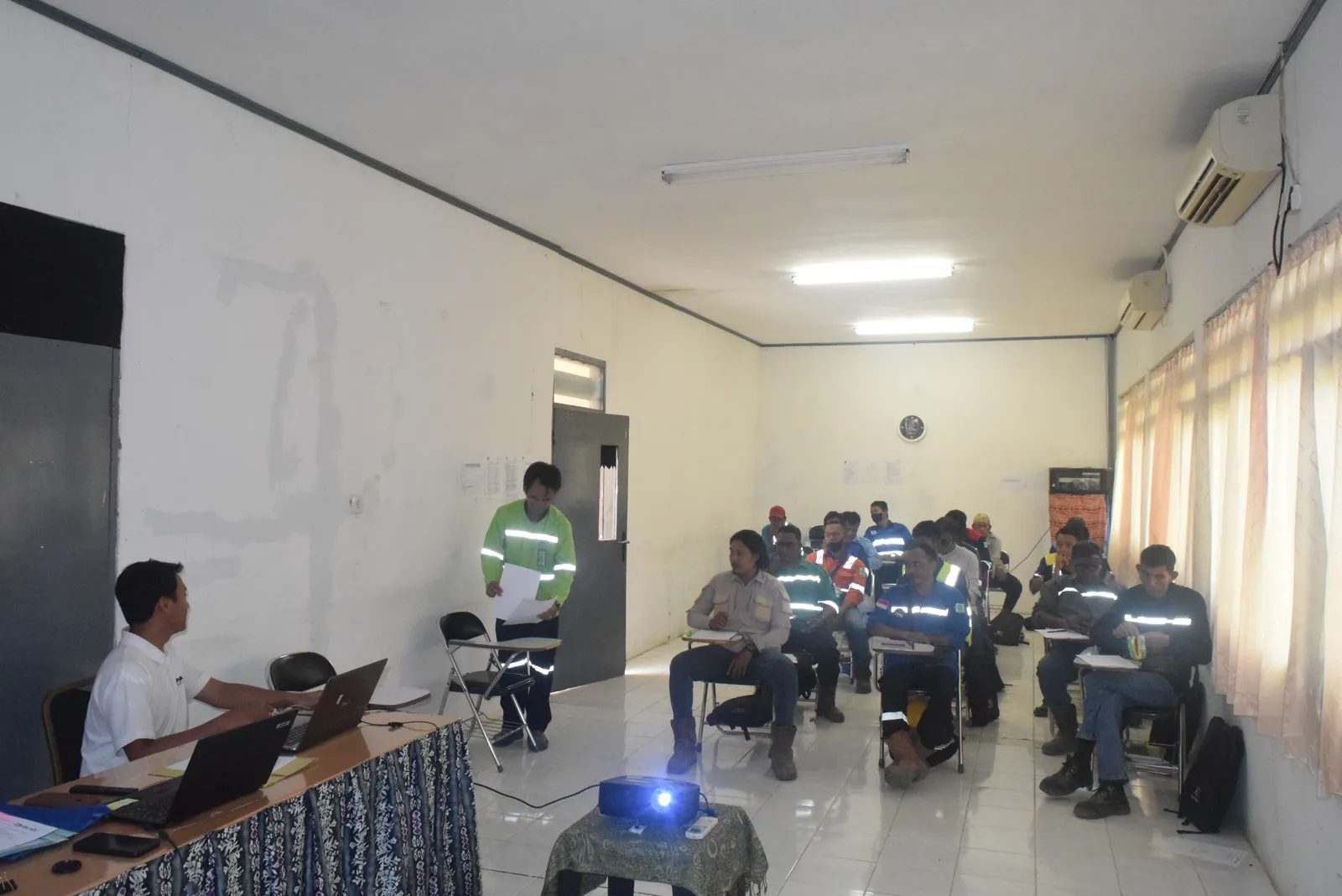 Peserta menyimak pemaparan materi K3 terstruktur di ruang pelatihan (Dokumentasi 4) - Pelatihan Inspeksi Keselamatan Kebakaran Gedung (Fire Safety Audit)