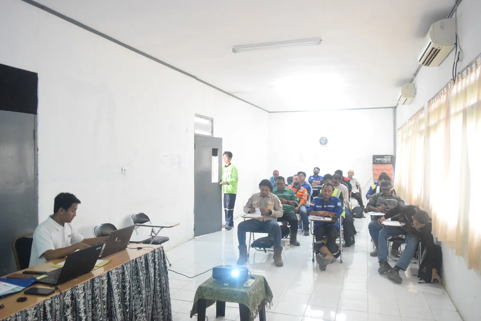 Peserta menyimak pemaparan materi K3 terstruktur di ruang pelatihan (Dokumentasi 7) - Pelatihan K3 Penggunaan Detektor Gas Toksik Dan Gas Mudah Terbakar