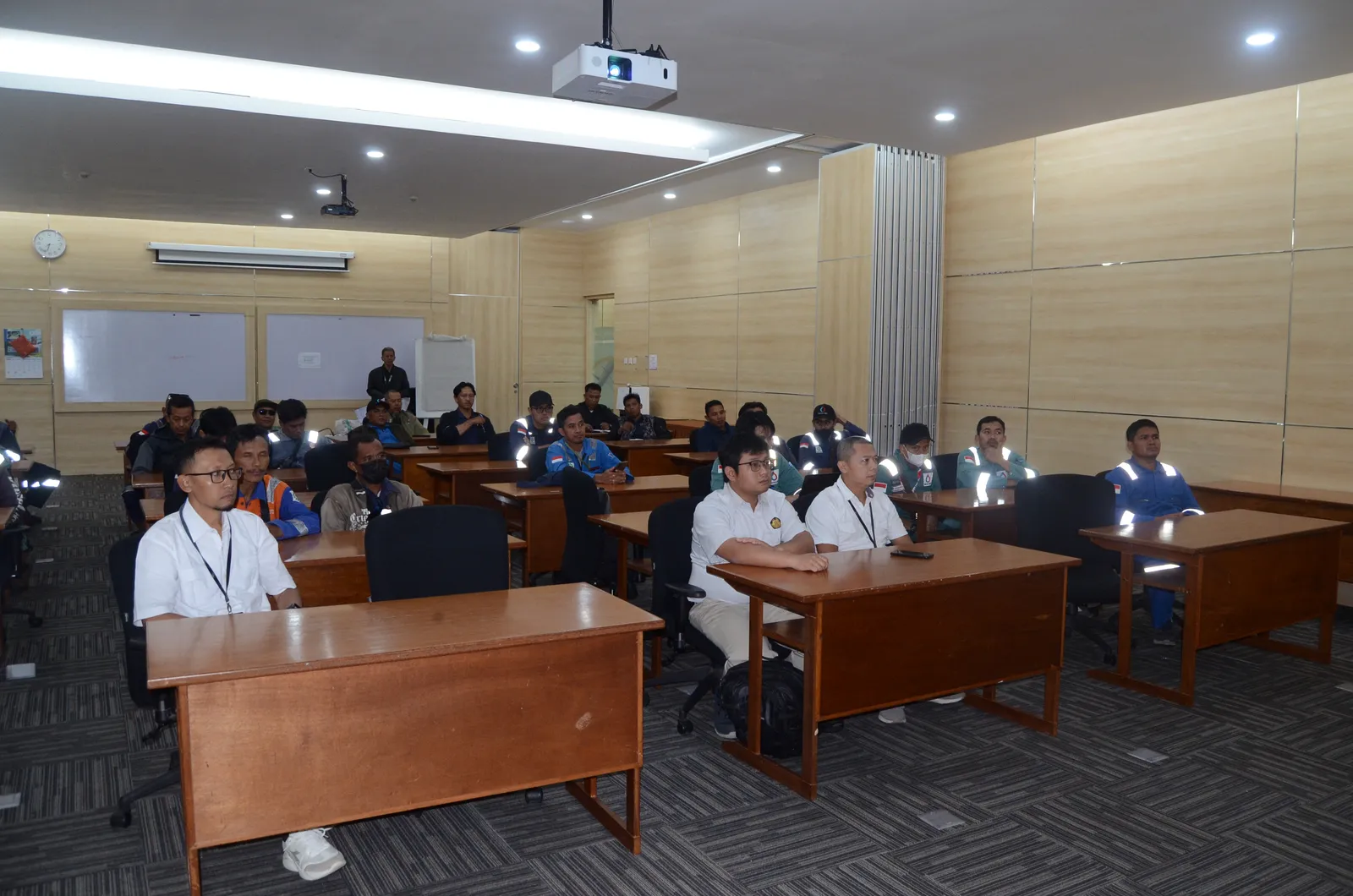 Peserta menyimak presentasi visual implementasi K3 di tempat kerja (Dokumentasi 4) - Pelatihan Pemantauan Kesehatan Biologis Medical Surveillance Pekerja Kimia