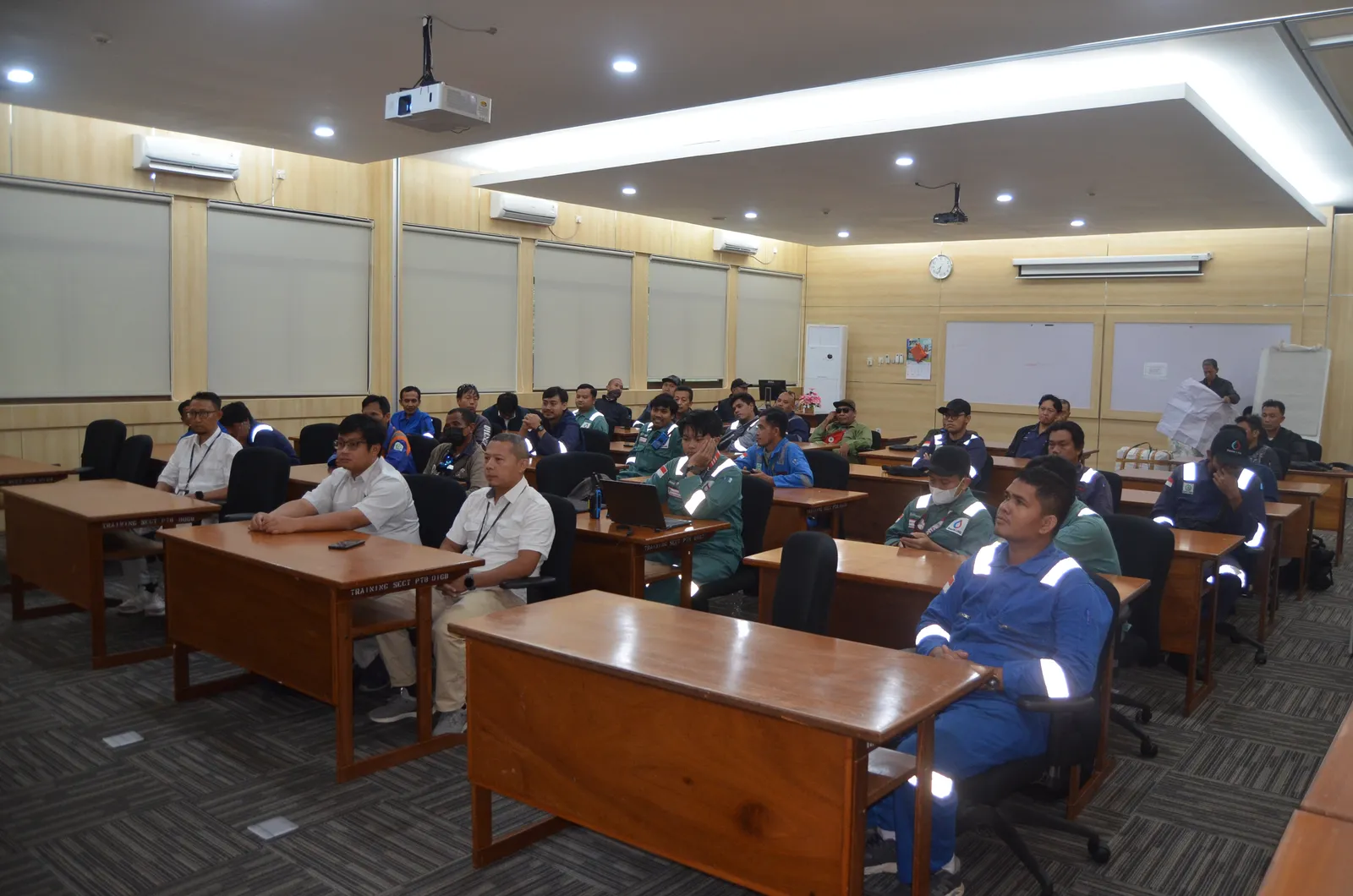 Peserta menyimak presentasi visual implementasi K3 di tempat kerja (Dokumentasi 5) - Pelatihan Penilaian Risiko Kebakaran (Fire Risk Assessment FRA)