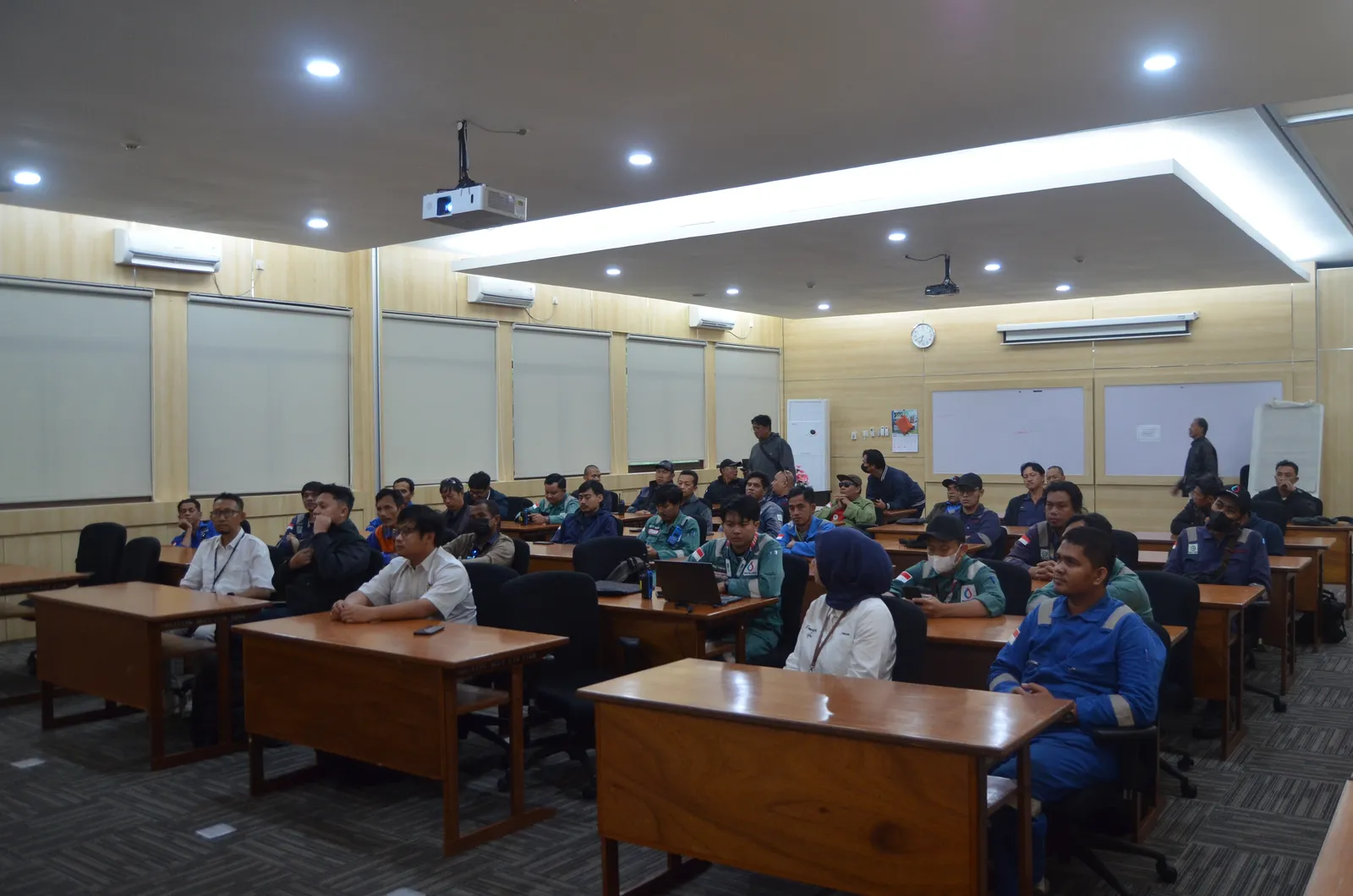 Peserta menyimak presentasi visual implementasi K3 di tempat kerja (Dokumentasi 6) - Pelatihan K3 Pengoperasian Incinerator Pengolahan Sampah Dan Limbah Kimia