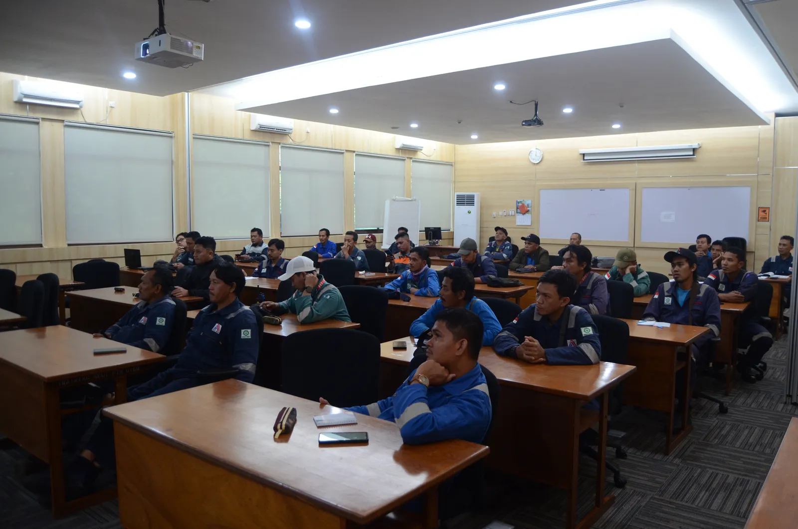 Peserta fokus menyimak sesi pembelajaran dan pembahasan norma K3 (Dokumentasi 5) - Pelatihan K3 Kebakaran Stasiun Pengisian Bahan Bakar (SPBU / SPBE)